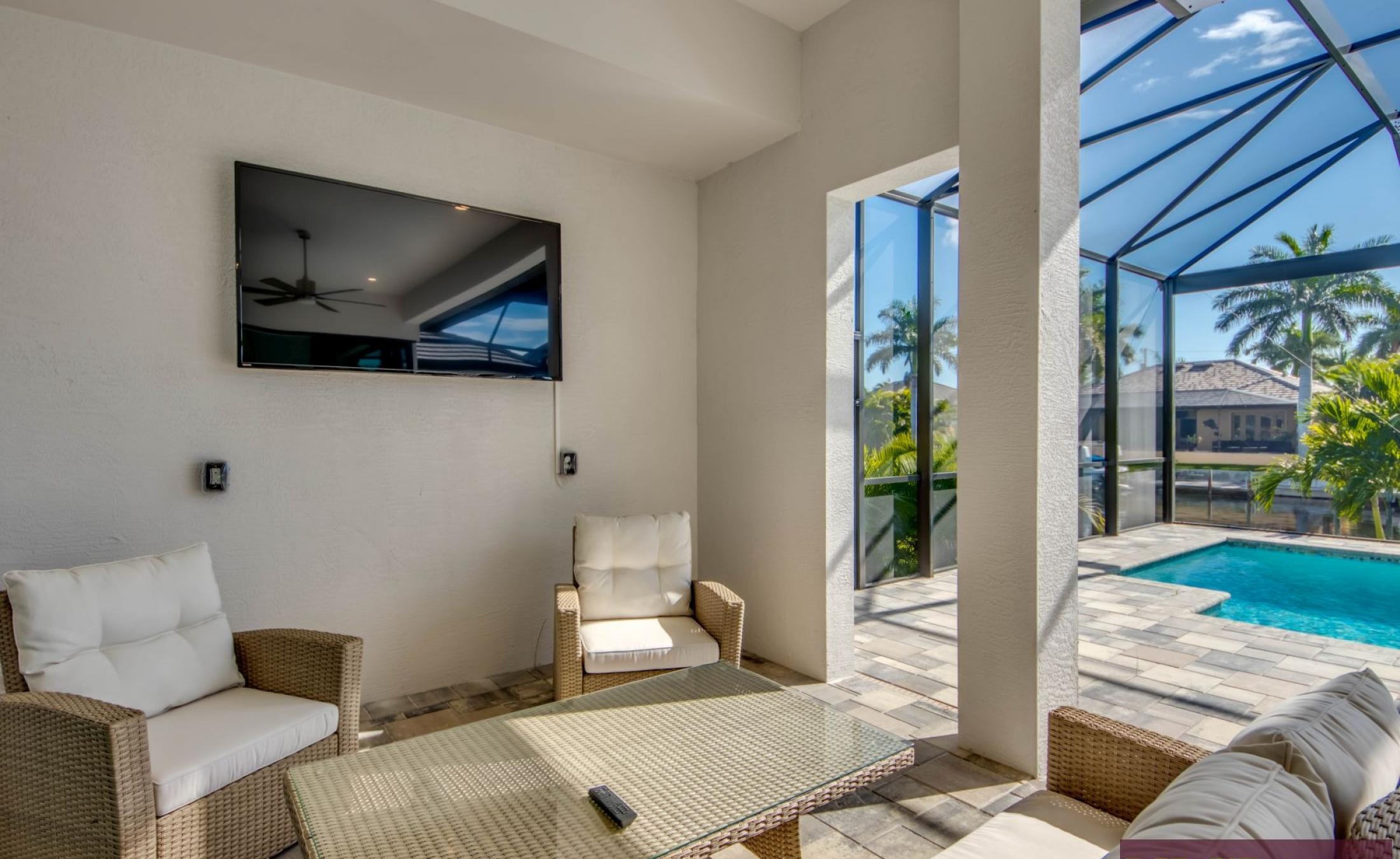 Elektrisch beheizter Pool mit Spa und Blick auf den Kanal mit Bootsdock.