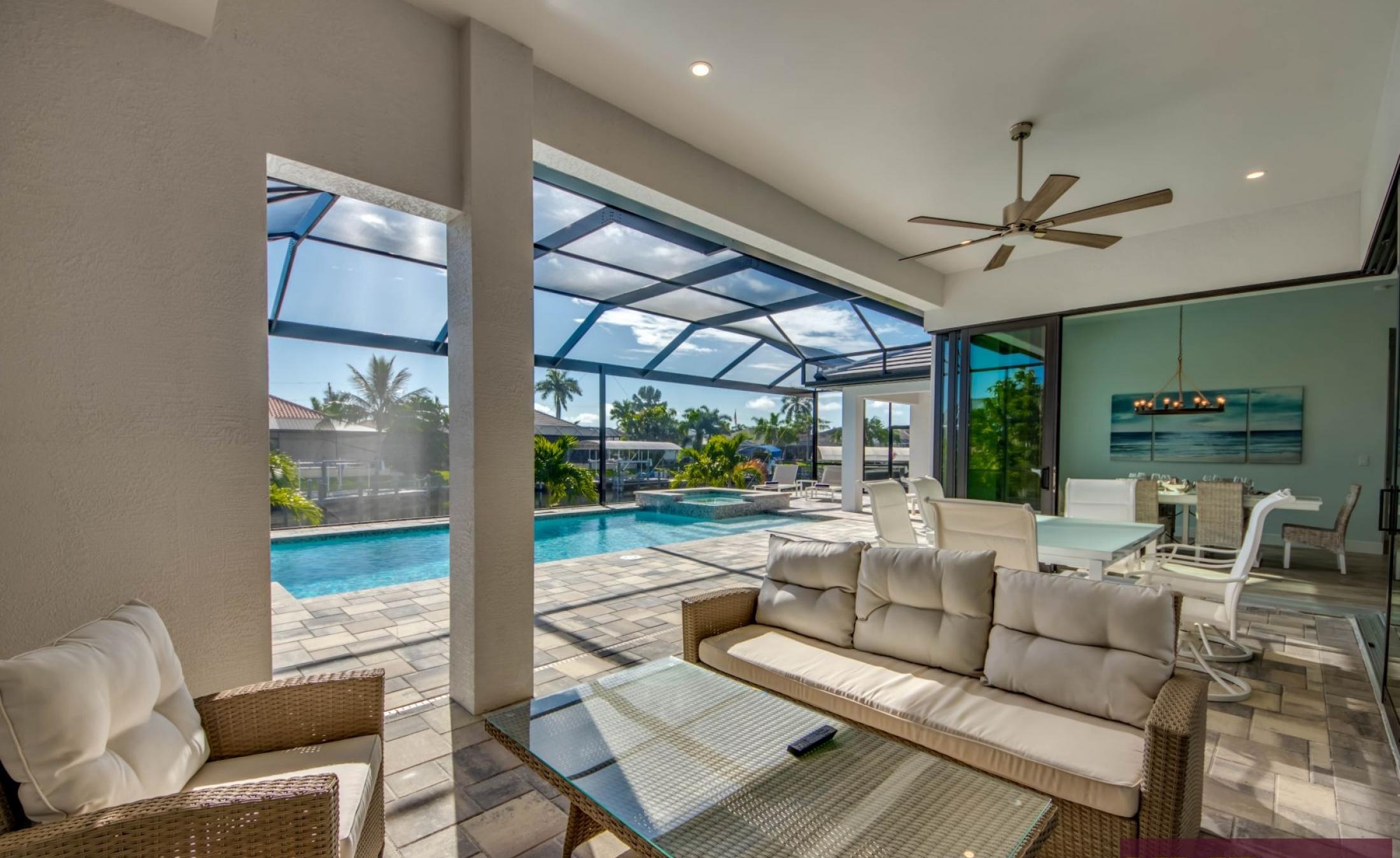 Außenbereich am Kanal mit privatem Bootsdock und Pool.