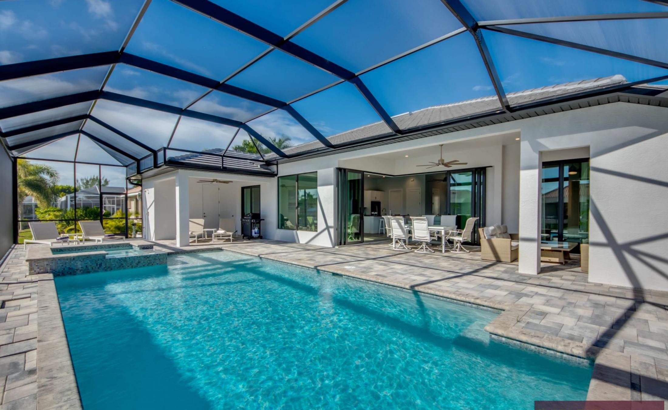 Villa am Kanal mit privatem Bootsdock, Pool und Spa