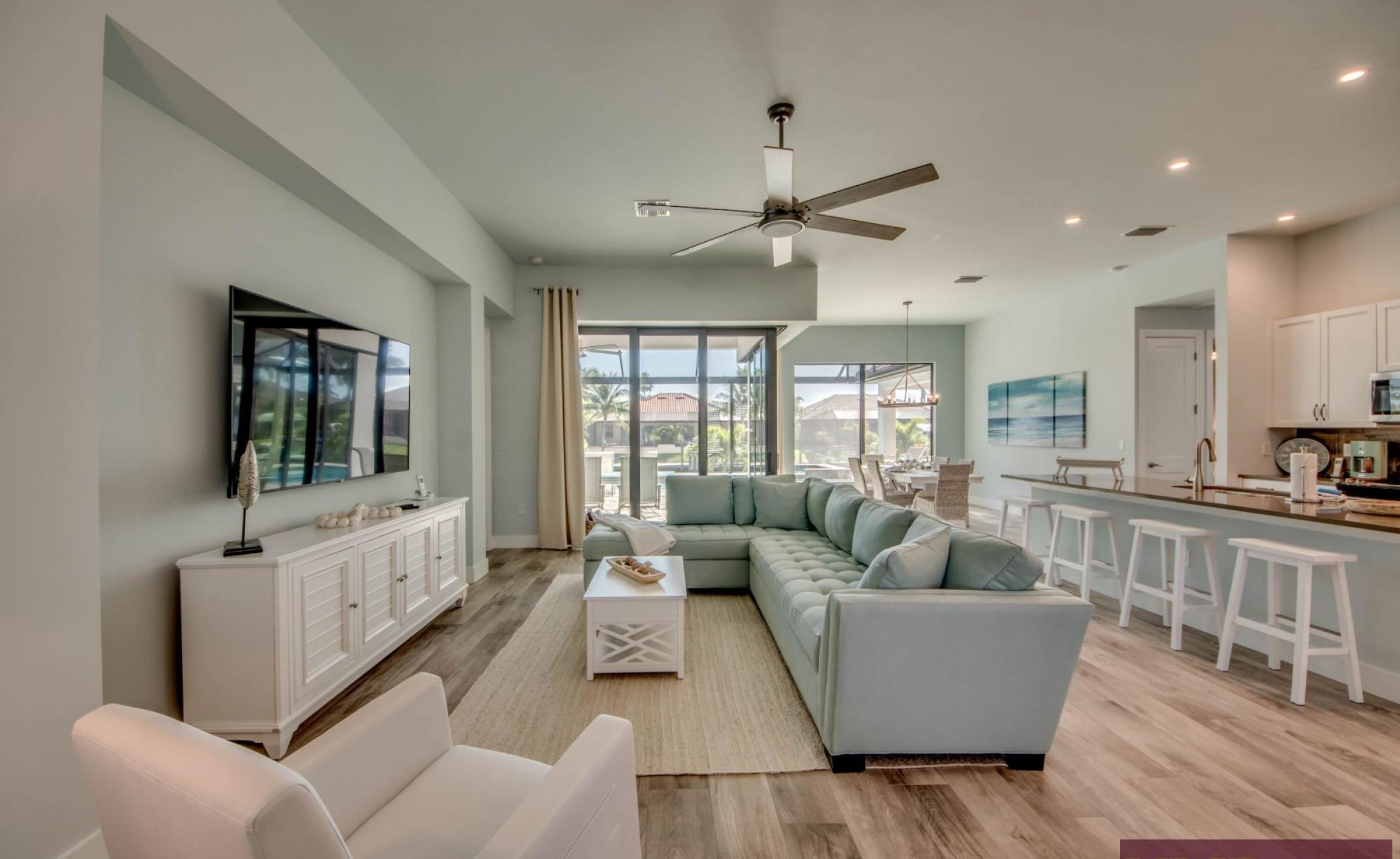 Privater Bootssteg mit Bootslift am Kanal.