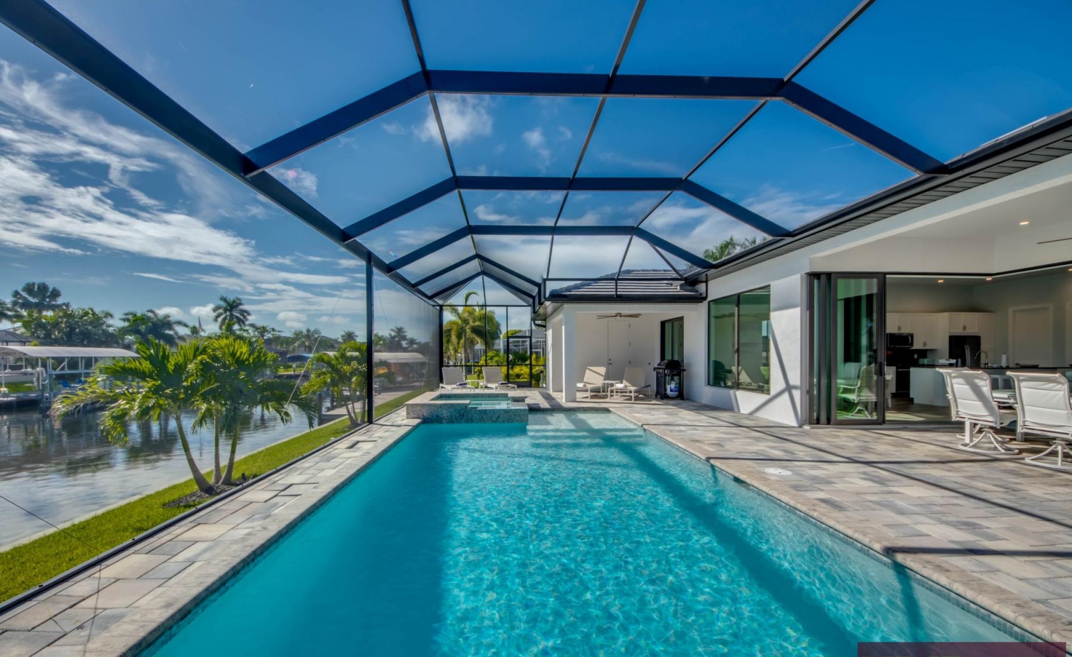 Privater Bootssteg mit Bootslift am Kanal hinter dem Haus.