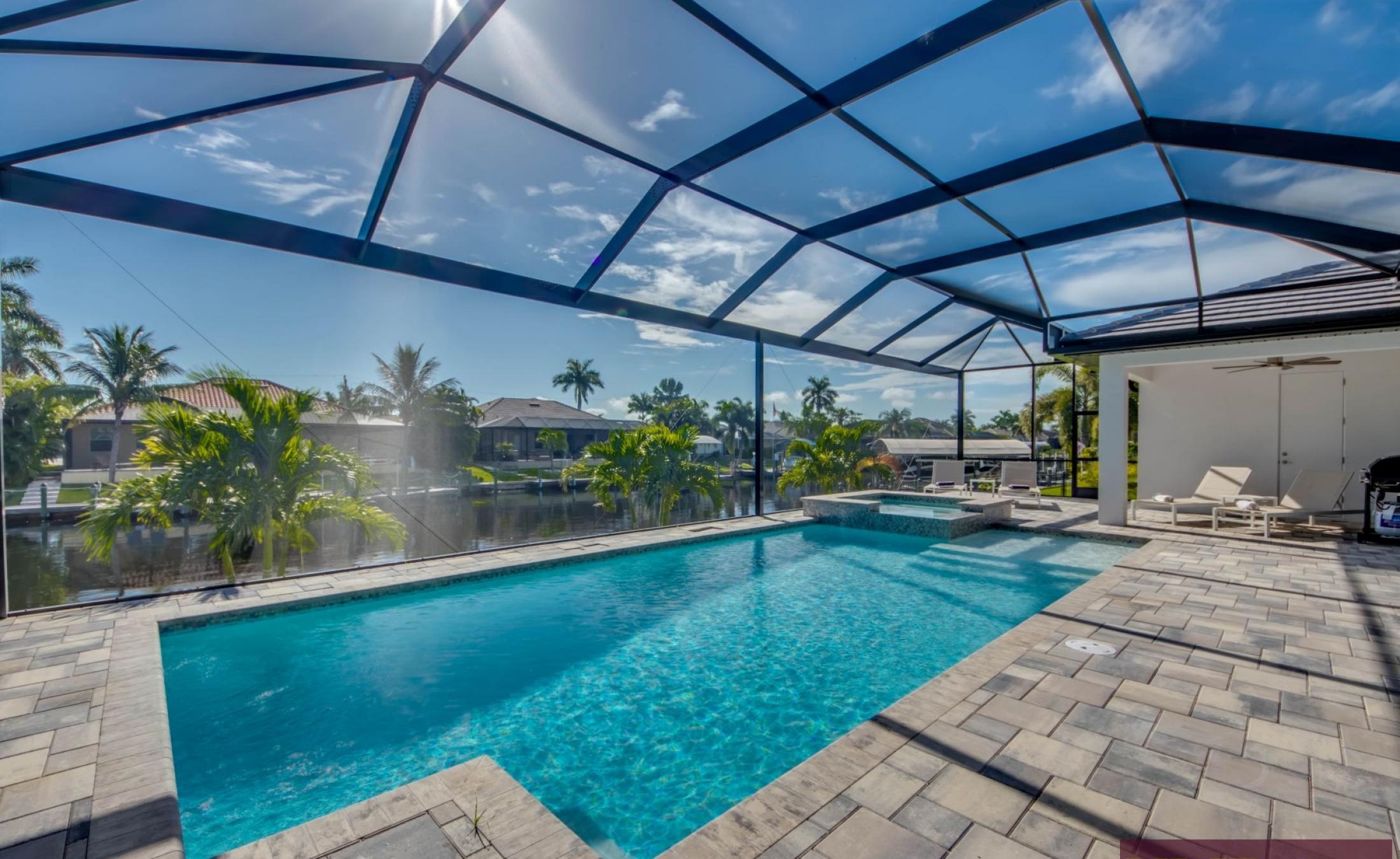 Villa in Cape Coral direkt am Kanal mit privatem Bootsdock, Pool und Spa.