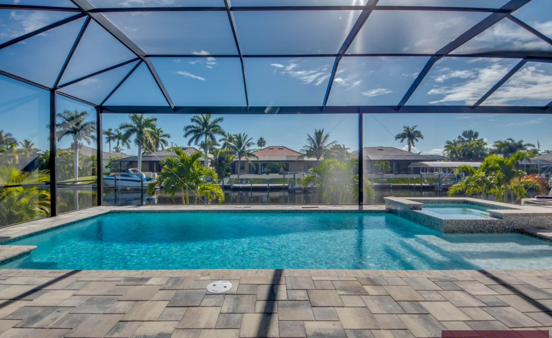 Außenbereich am Kanal mit Pool, Spa und privatem Bootsdock.