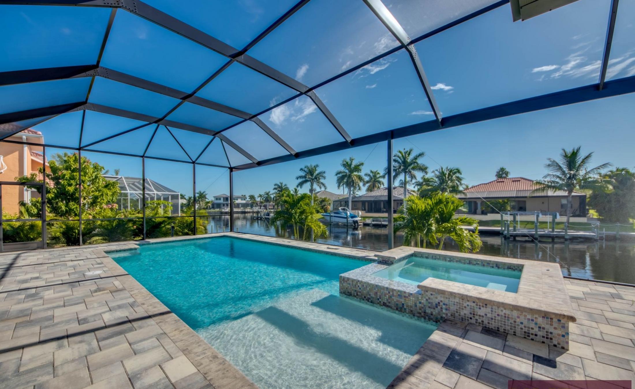 Elektrisch beheizter Pool mit Spa und Blick auf den Kanal