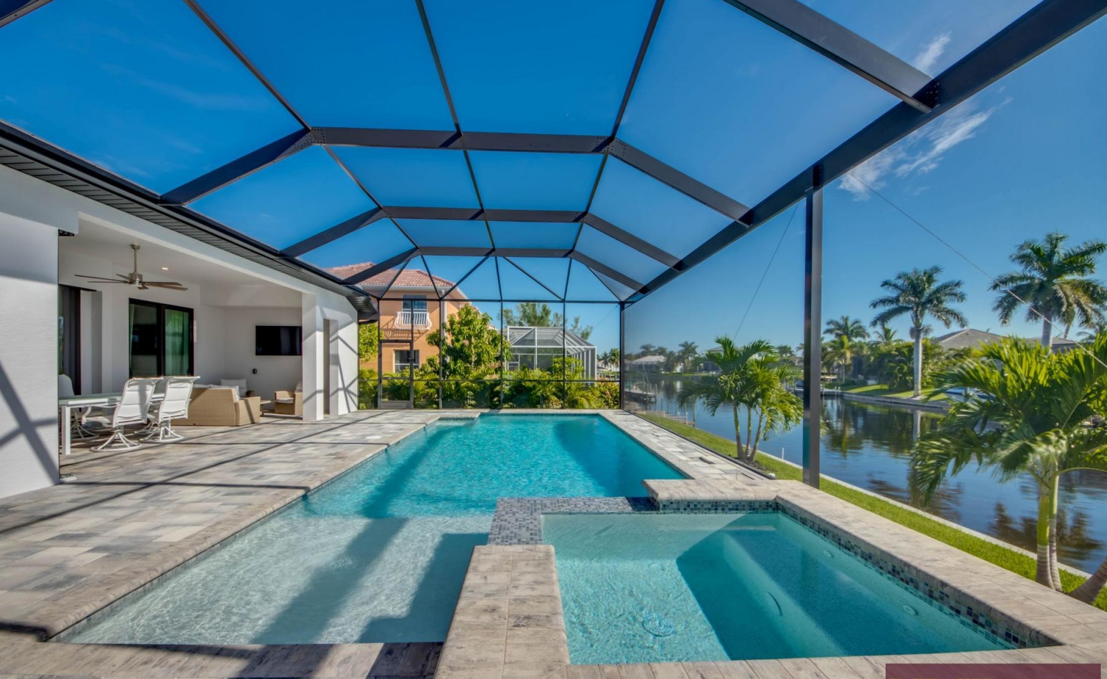 Privater Bootssteg am Kanal mit Bootslift.