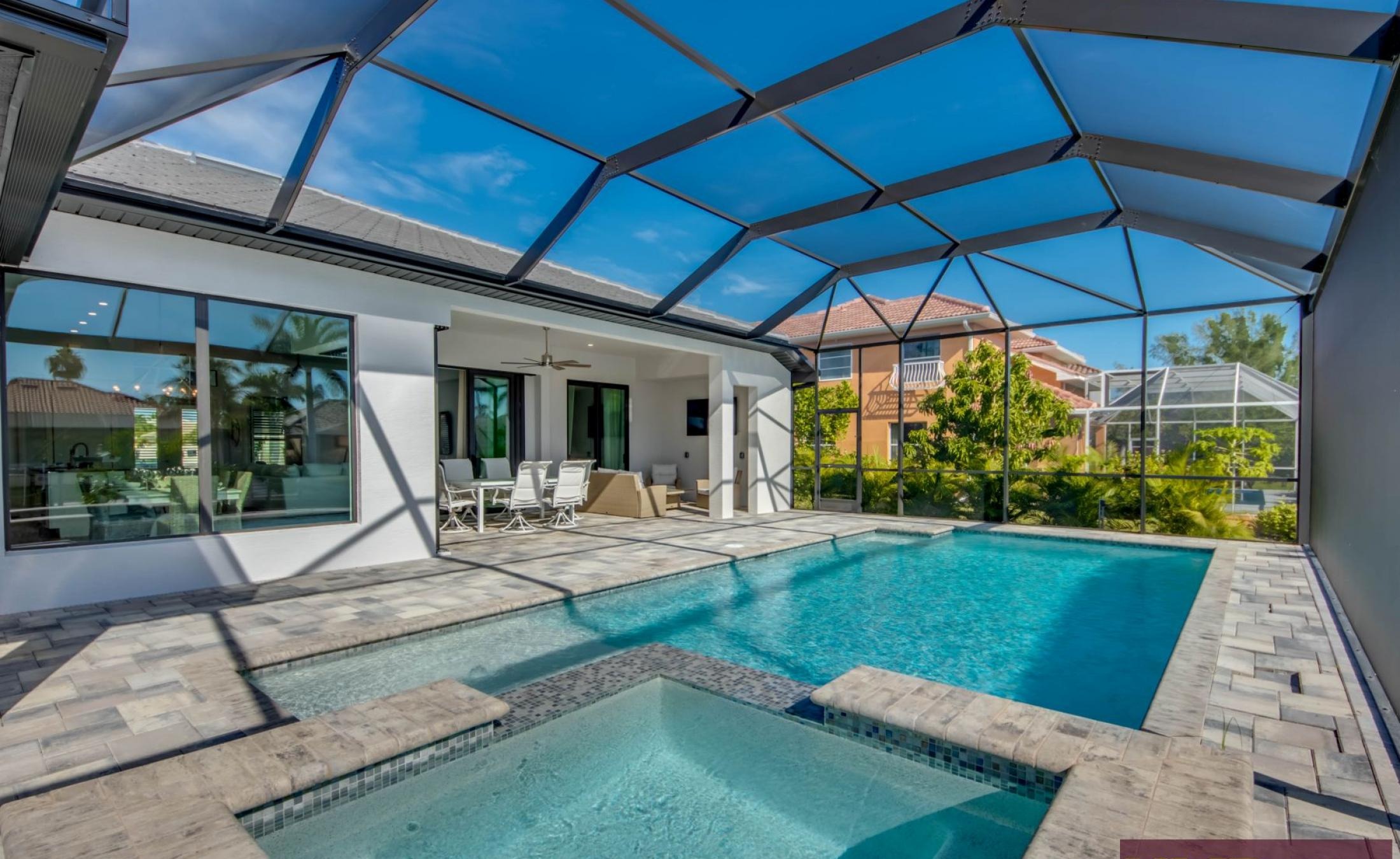 Privater Bootssteg mit Bootslift am Kanal.