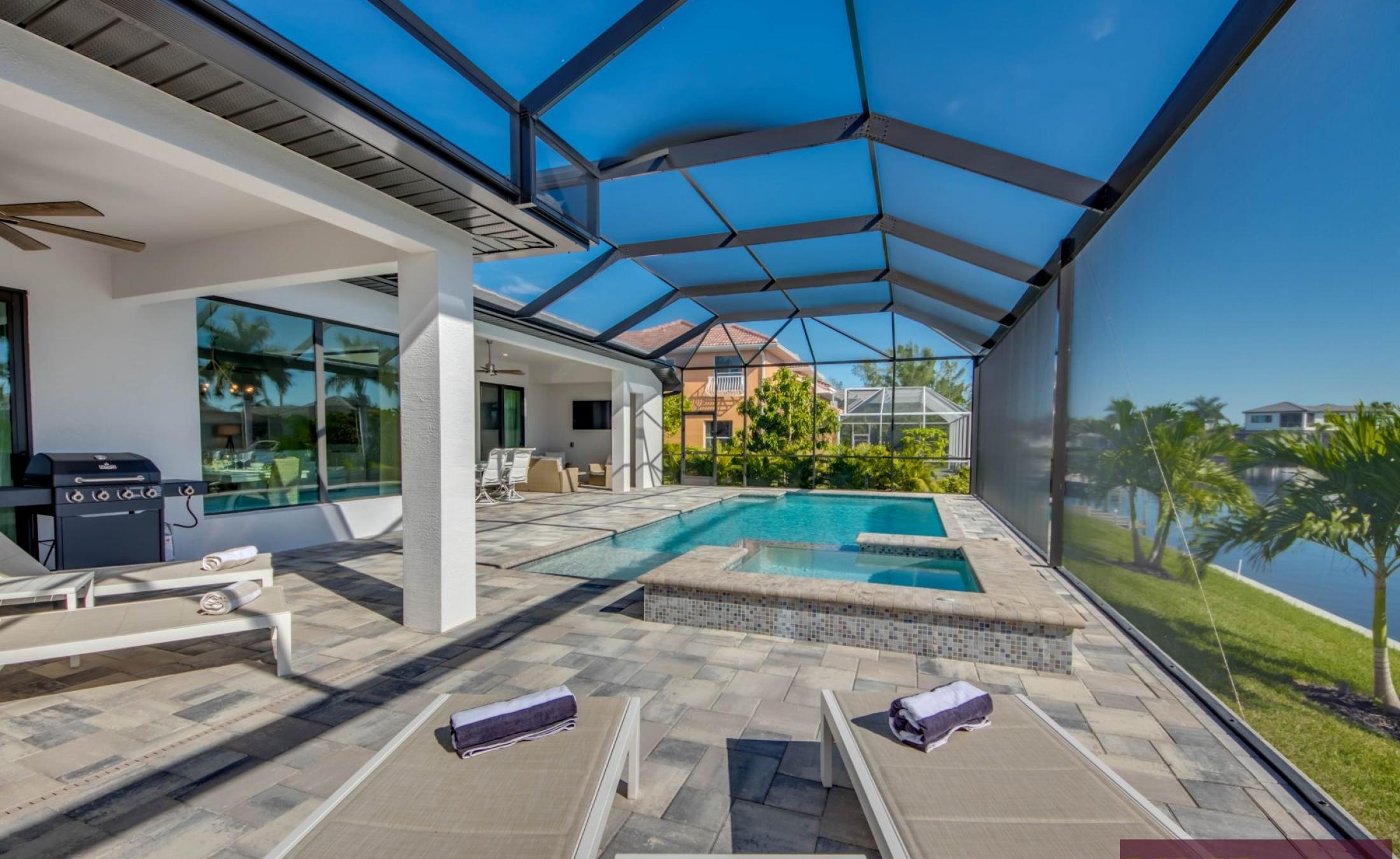 Elektrisch beheizter Pool mit Spa und Blick auf den Kanal.