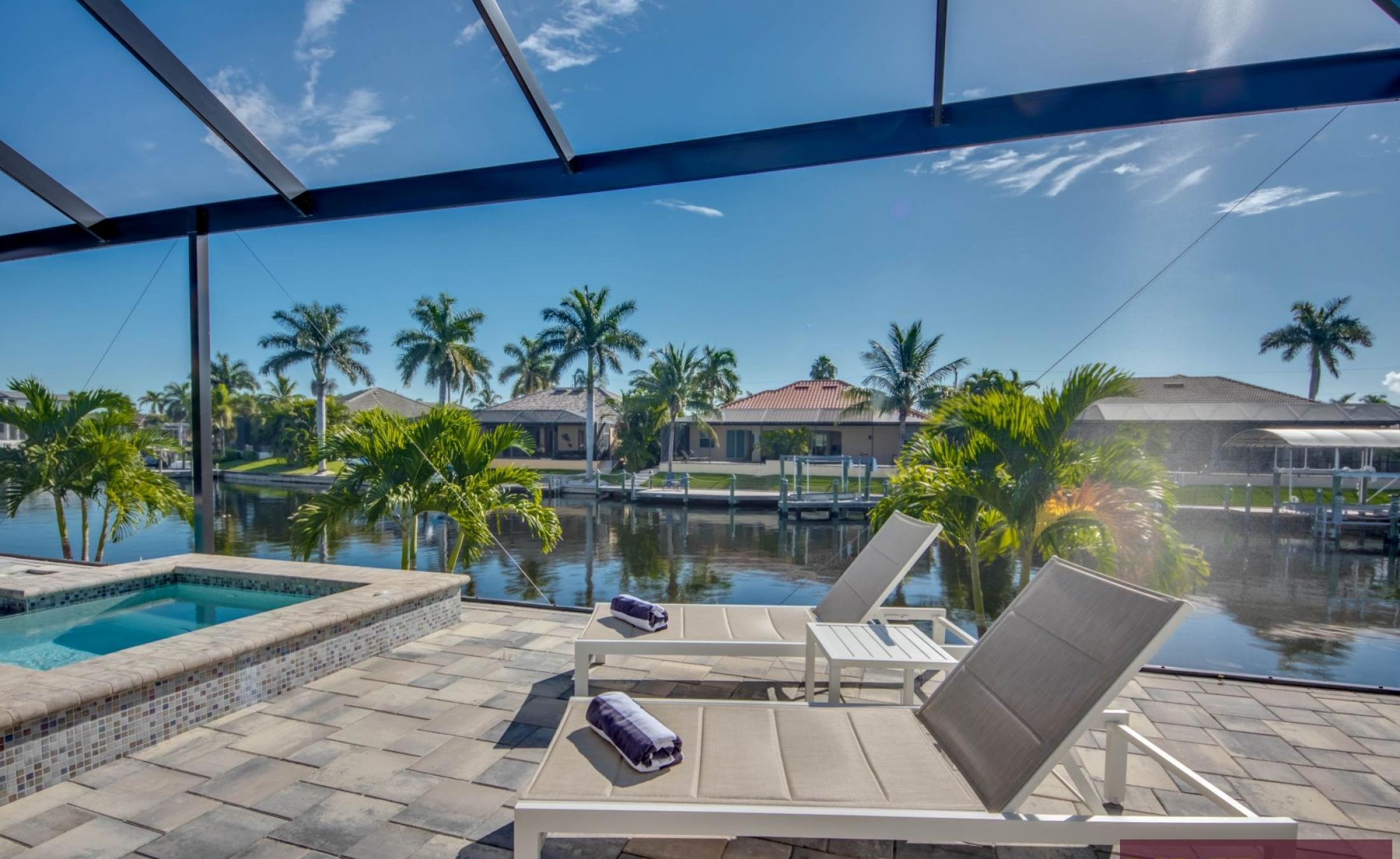 Privater Bootsdock mit Bootslift am Kanal.