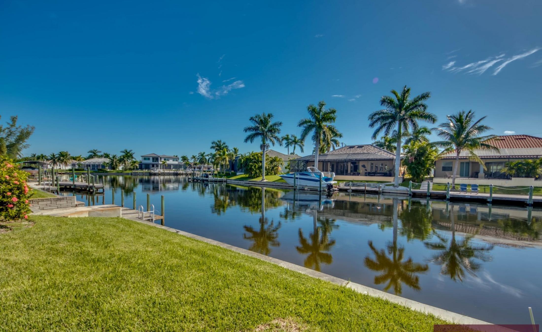 Elektrisch beheizter Pool mit Spa und Blick auf den Kanal mit privatem Bootsdock.