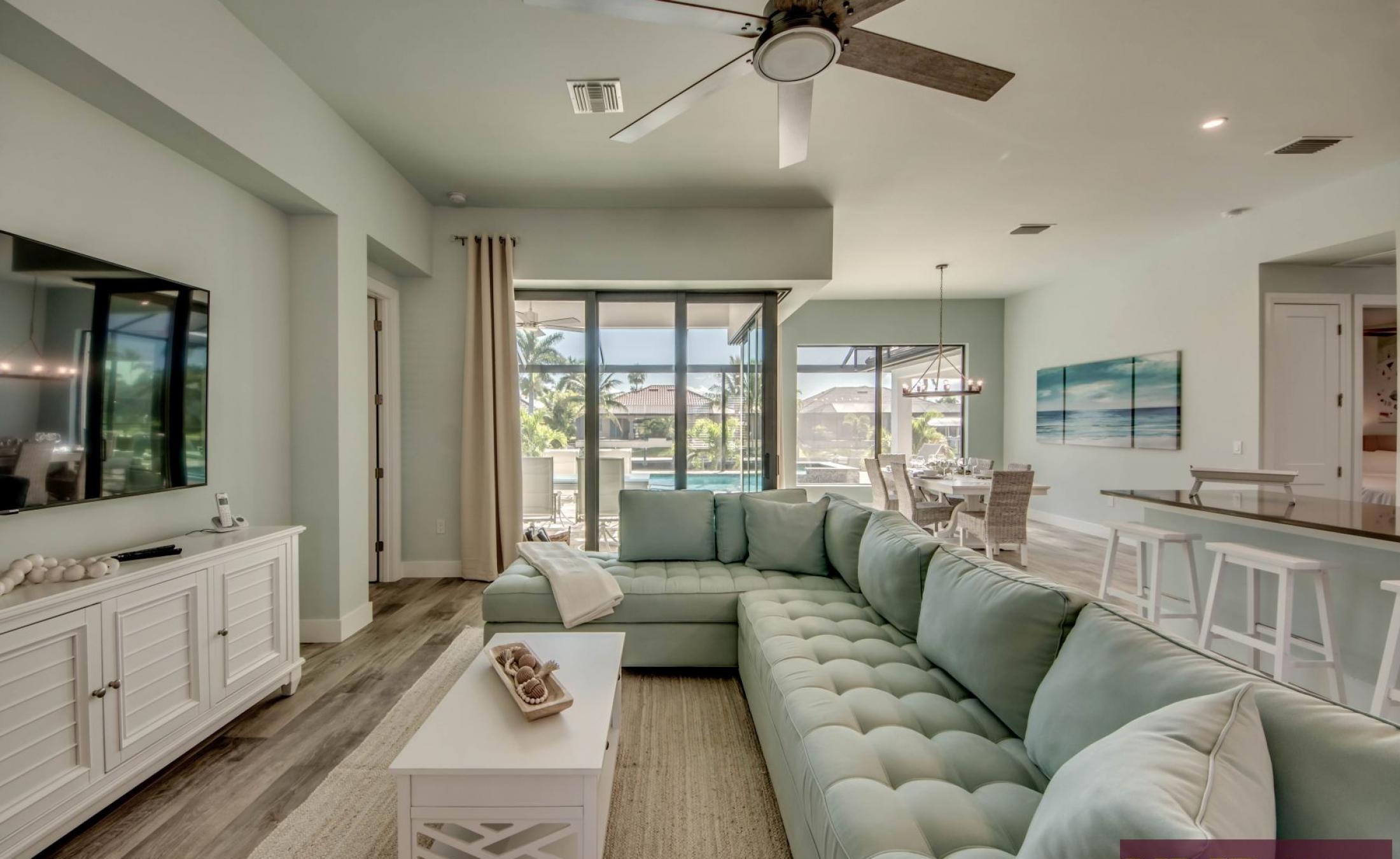 Elektrisch beheizter Pool mit Spa und Blick auf den Kanal mit Bootsdock.