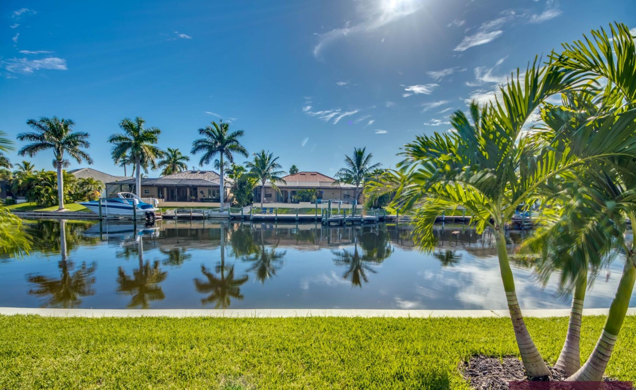 Außenbereich mit beheiztem Pool, Spa und Bootsdock am Kanal.