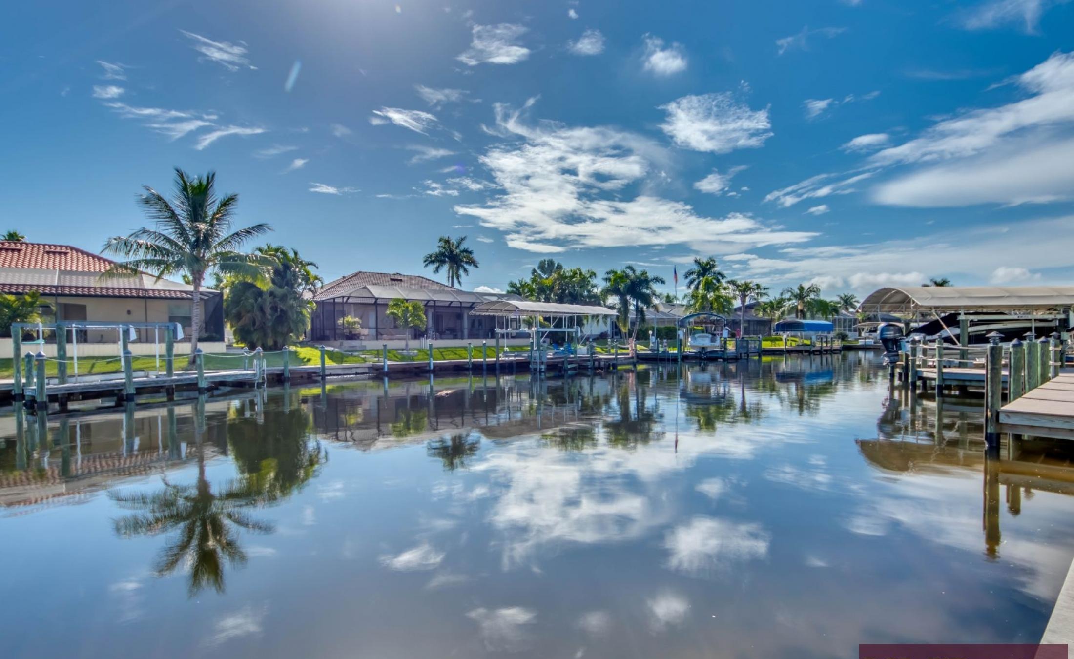 Poolbereich mit Blick auf den Kanal und privatem Bootsdock.
