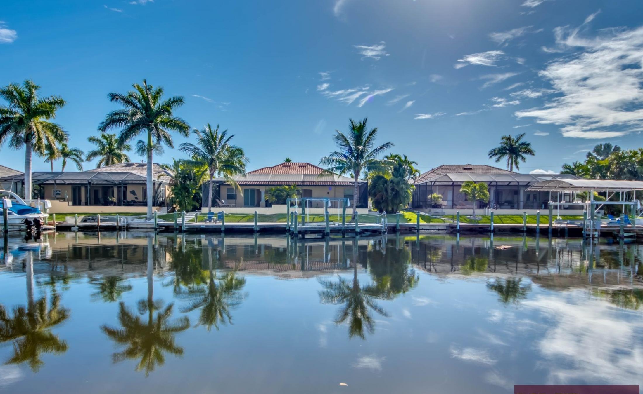 Elektrisch beheizter Pool mit Spa und Blick auf den Kanal mit Bootsdock.