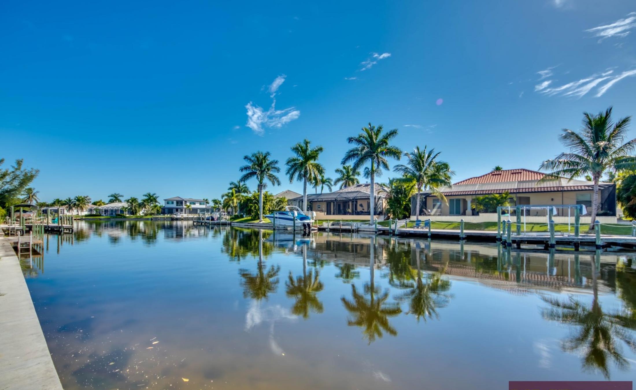 Außenansicht am Kanal mit Pool, Spa und privatem Bootsdock.