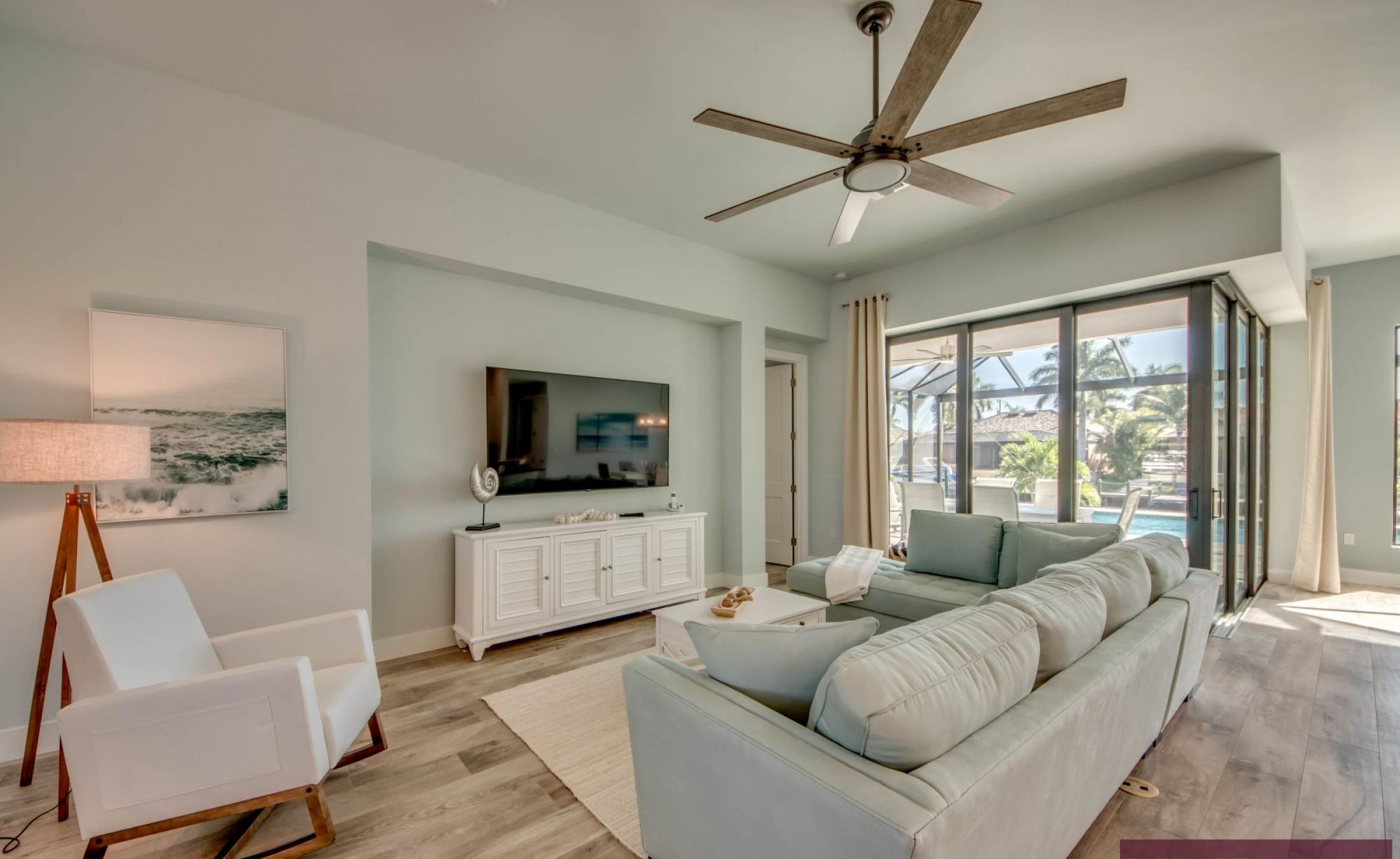 Elektrisch beheizter Pool mit Spa und Blick auf den Kanal