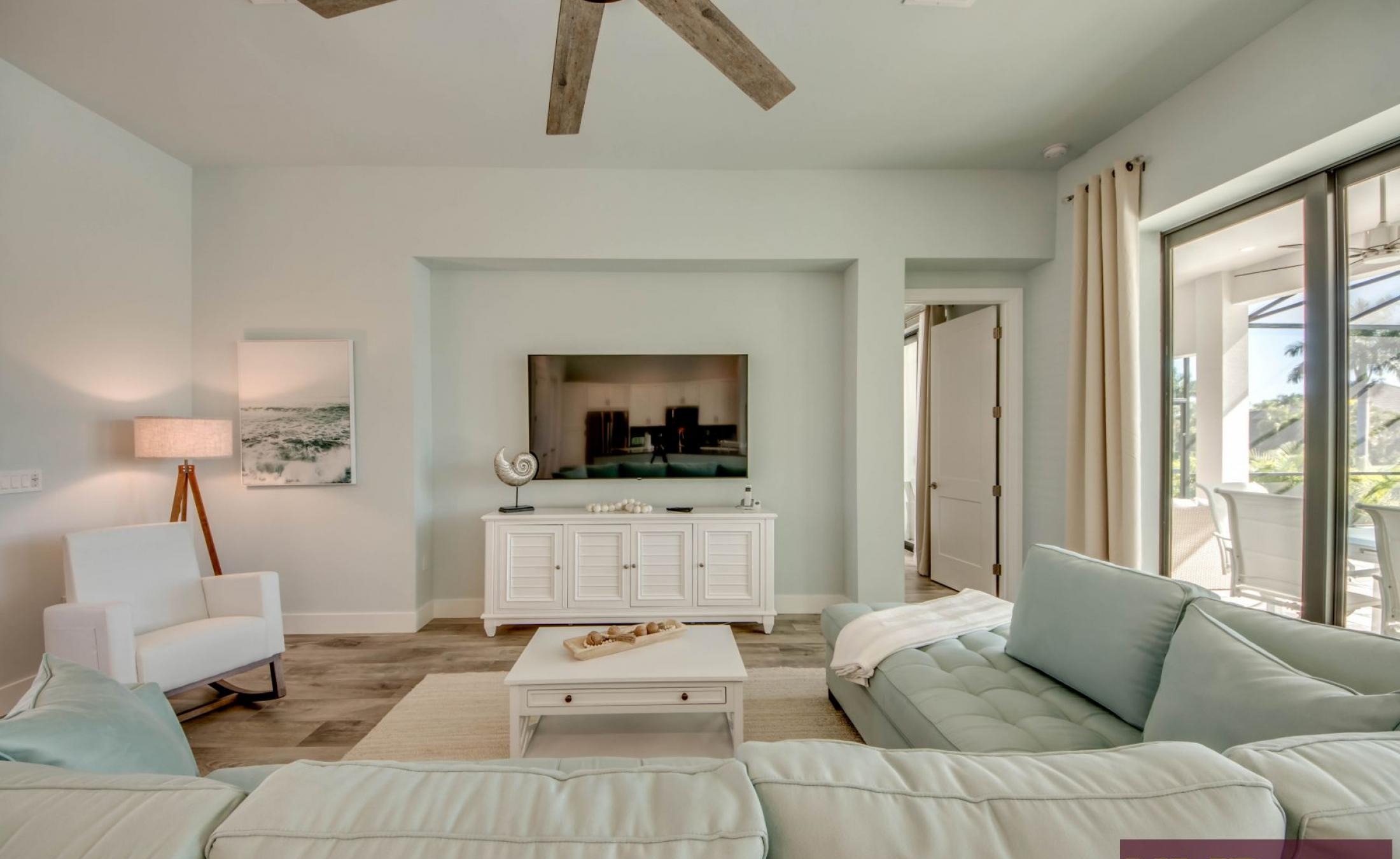 Elektrisch beheizter Pool mit Spa und Blick auf den Kanal mit Bootsdock.