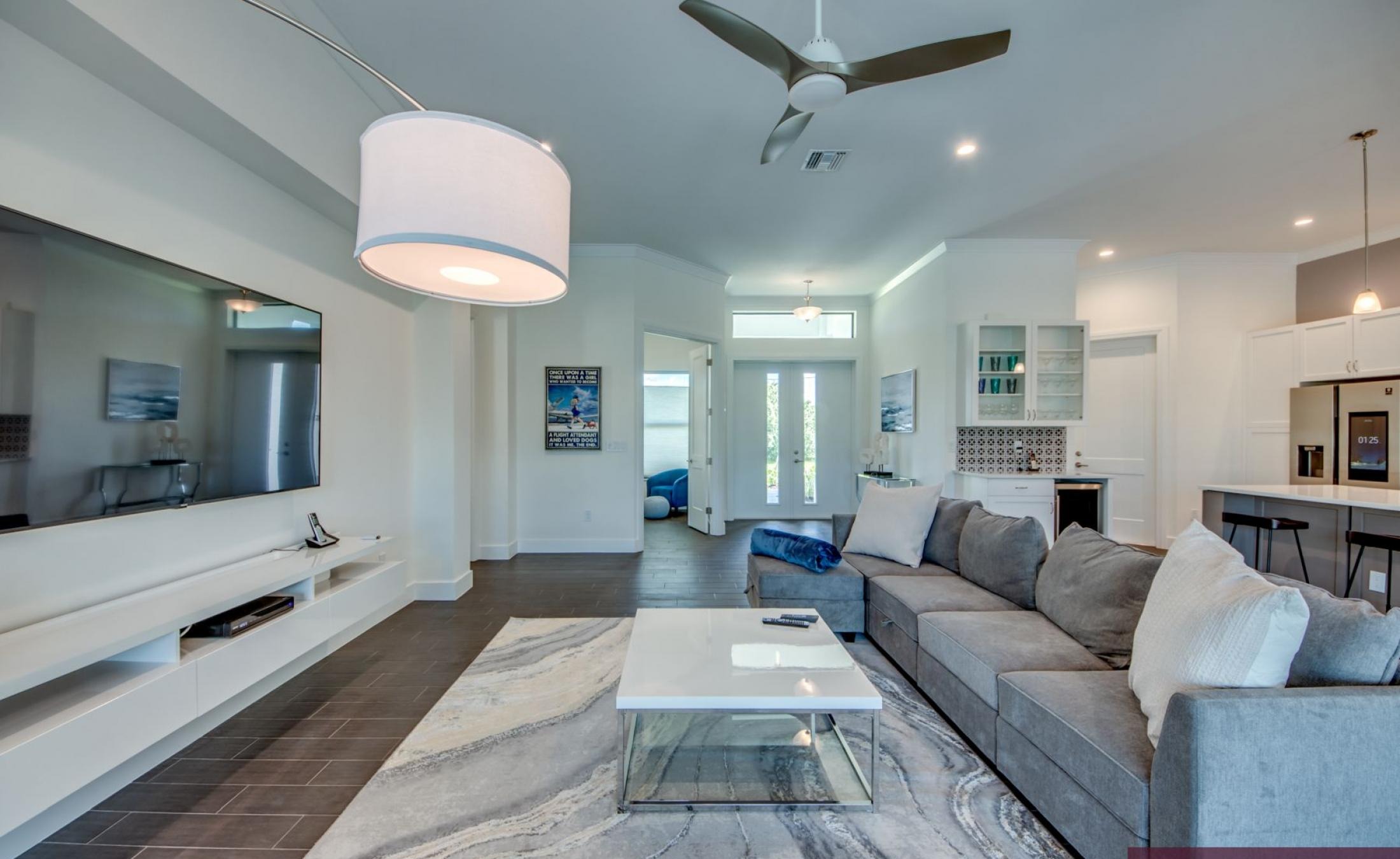 Sonniges Pooldeck in Südlage mit Pool und Spa am Kanal.