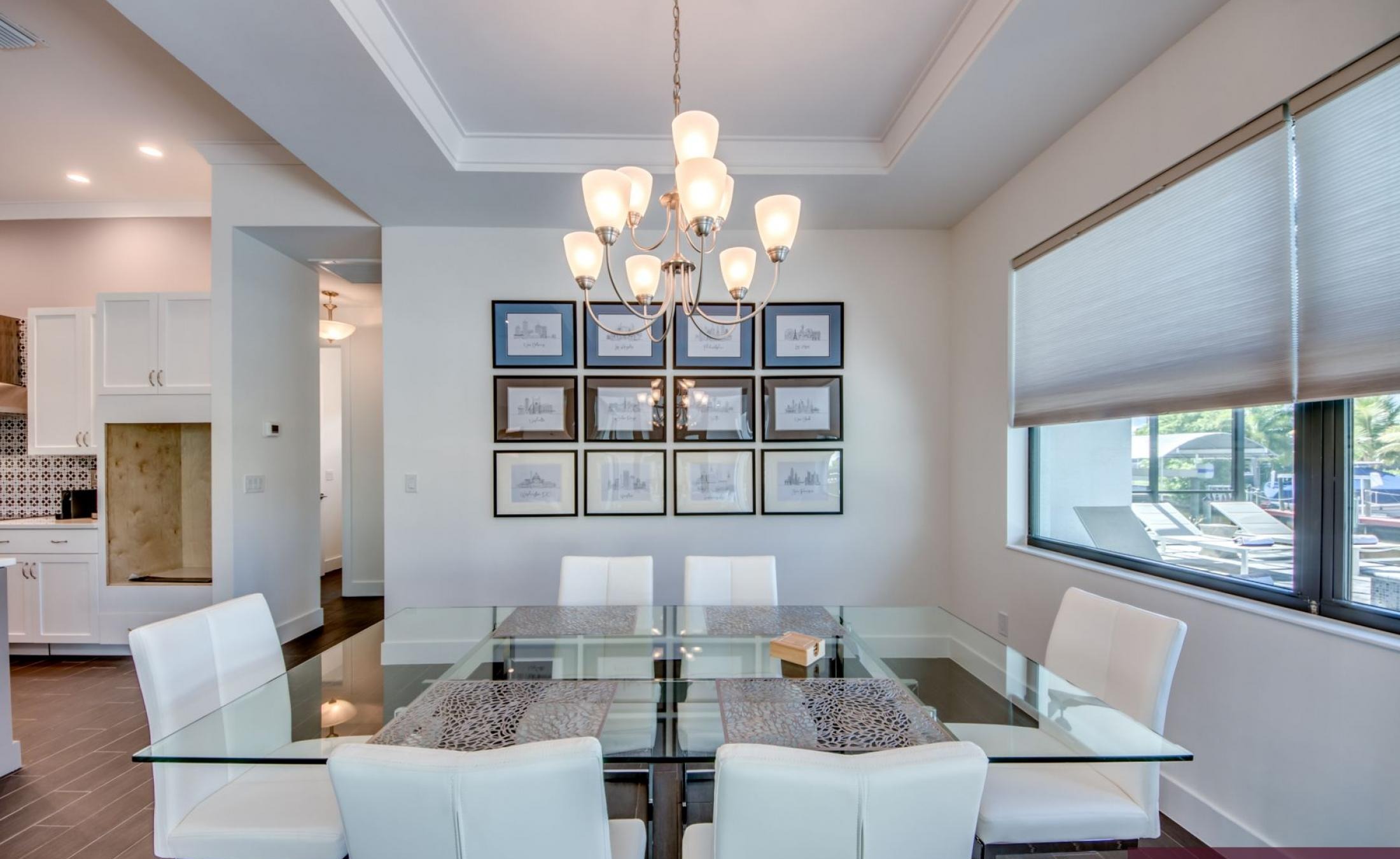 Sonniges Pooldeck mit Pool und Spa am Kanalzugang.