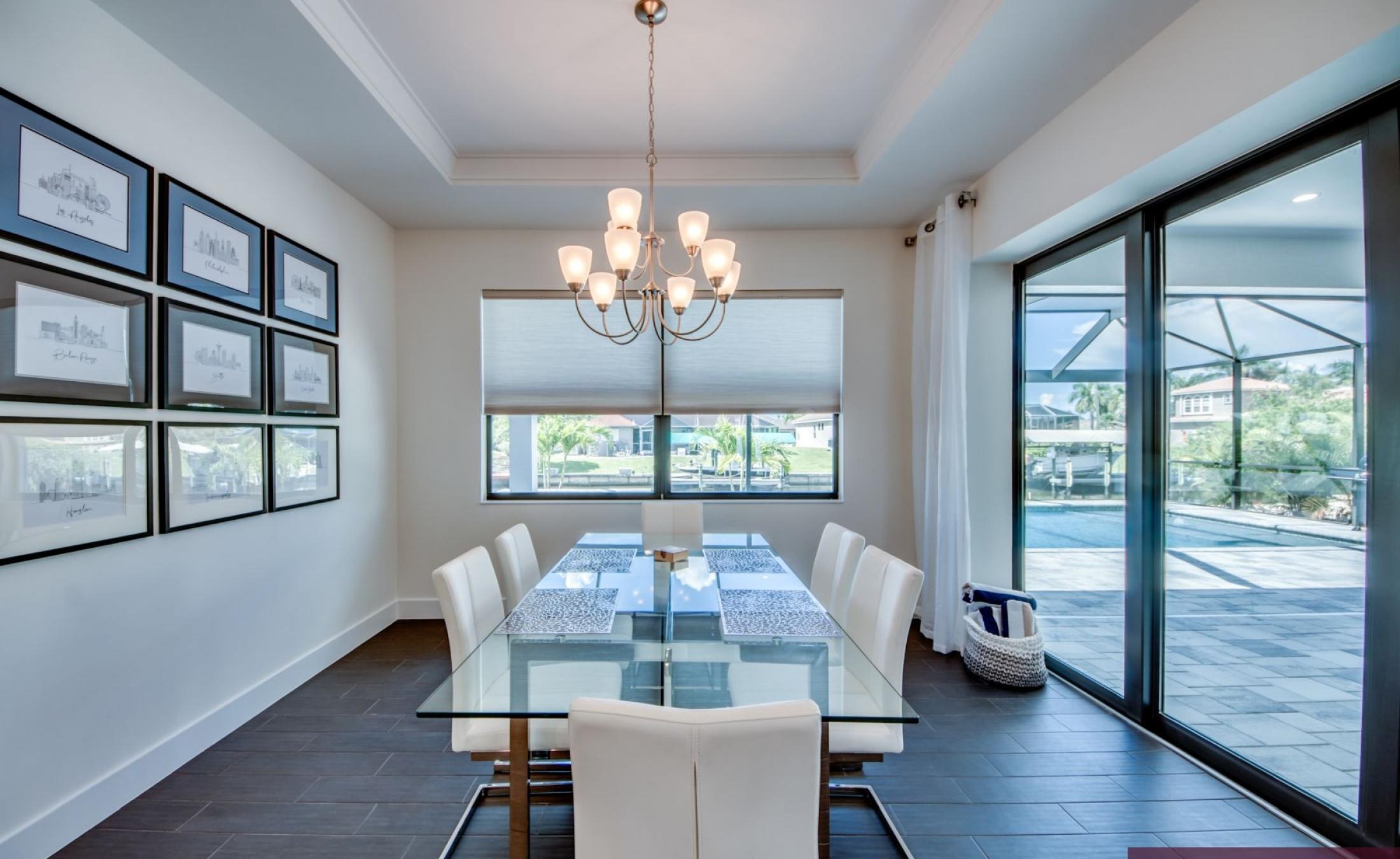 Sonniges Pooldeck mit Pool und Spa am Kanal (Südlage, Bootszugang).