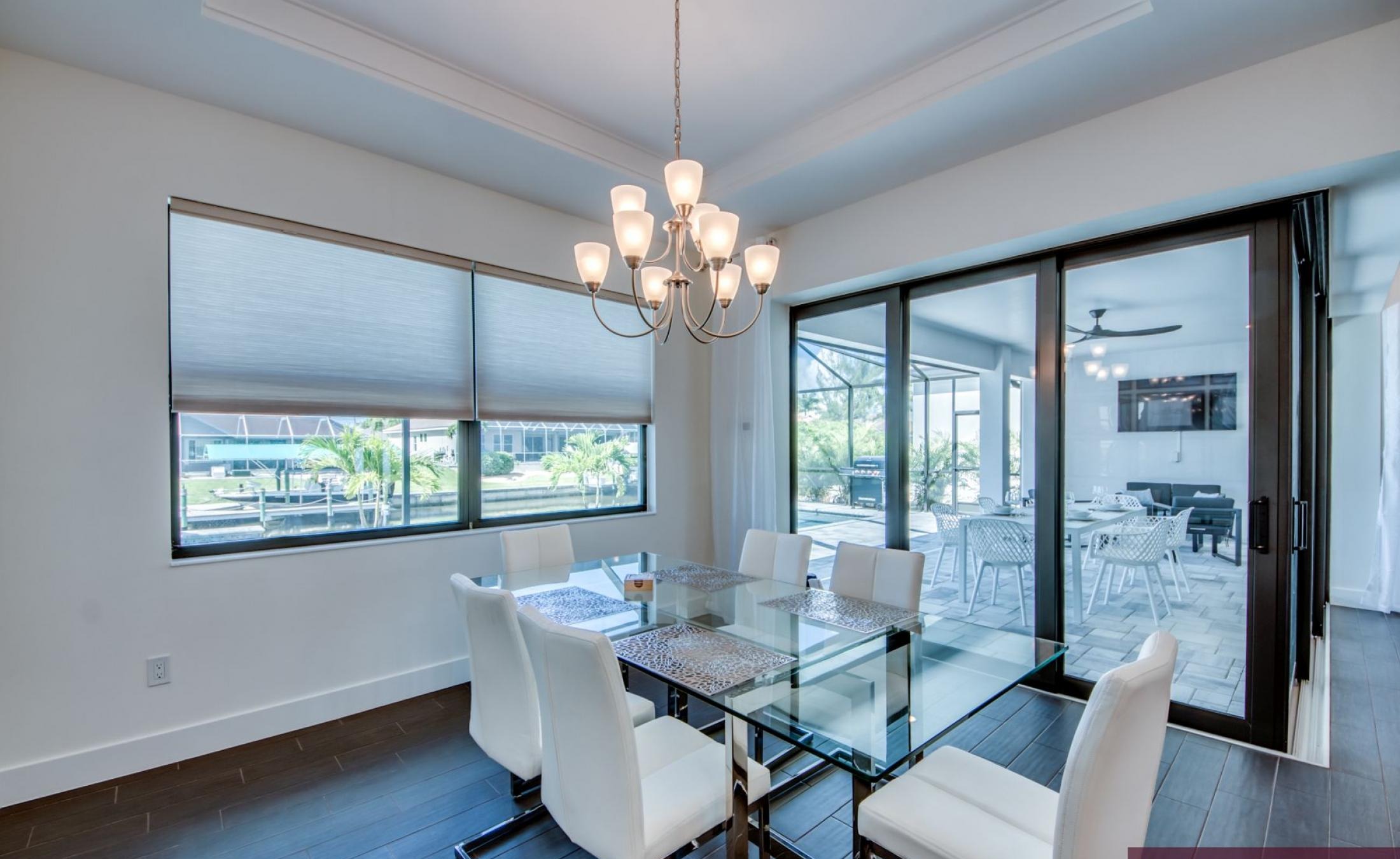 Sonniges Pooldeck mit Pool und Spa am Kanal.