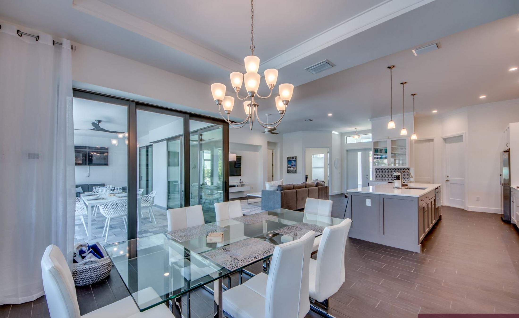 Pooldeck mit elektrischem Pool und Spa am Kanal in Südlage.