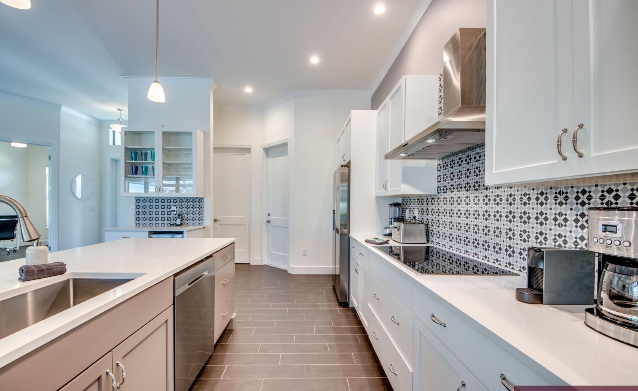 Sonniges Pooldeck mit Pool und Spa am Kanal.