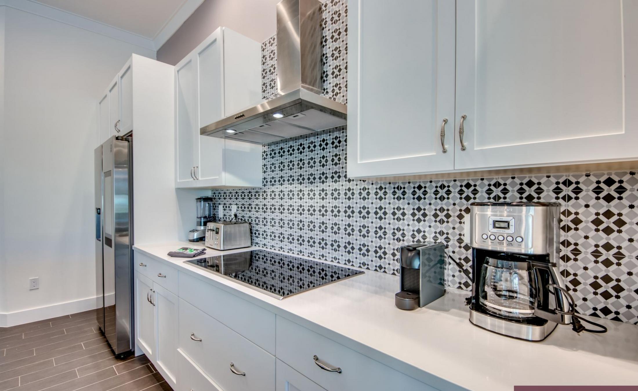 Sonniges Pooldeck mit elektrischem Pool und Spa am Kanal.