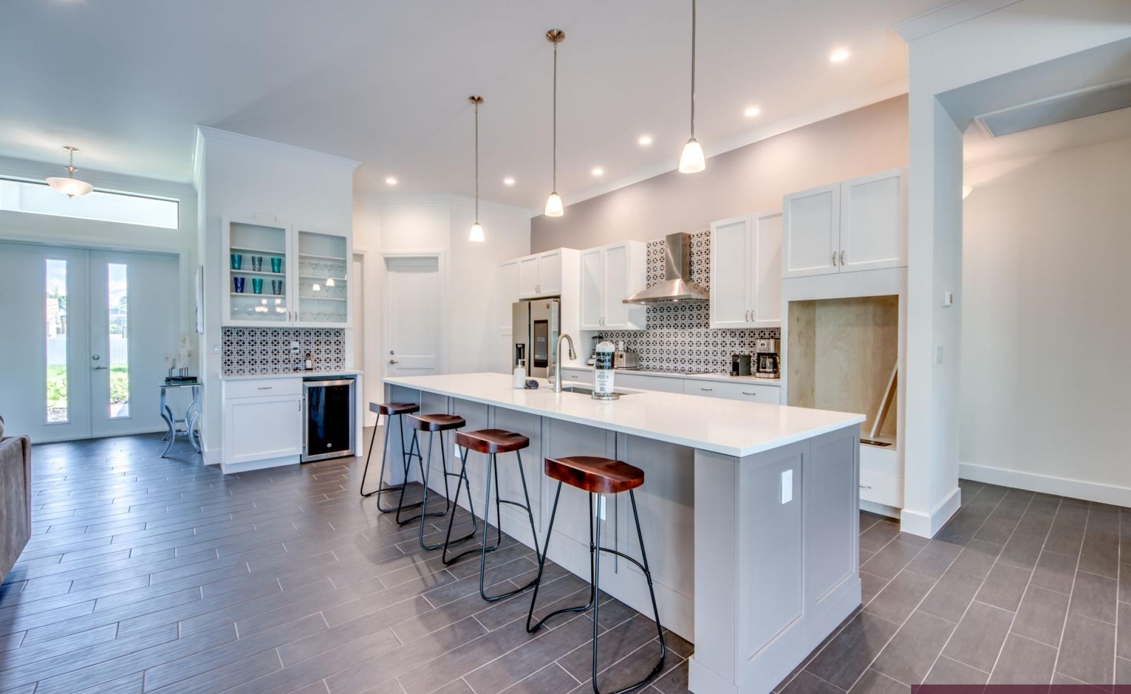 Sonniges Pooldeck in Südlage mit Pool und Spa am Kanal.