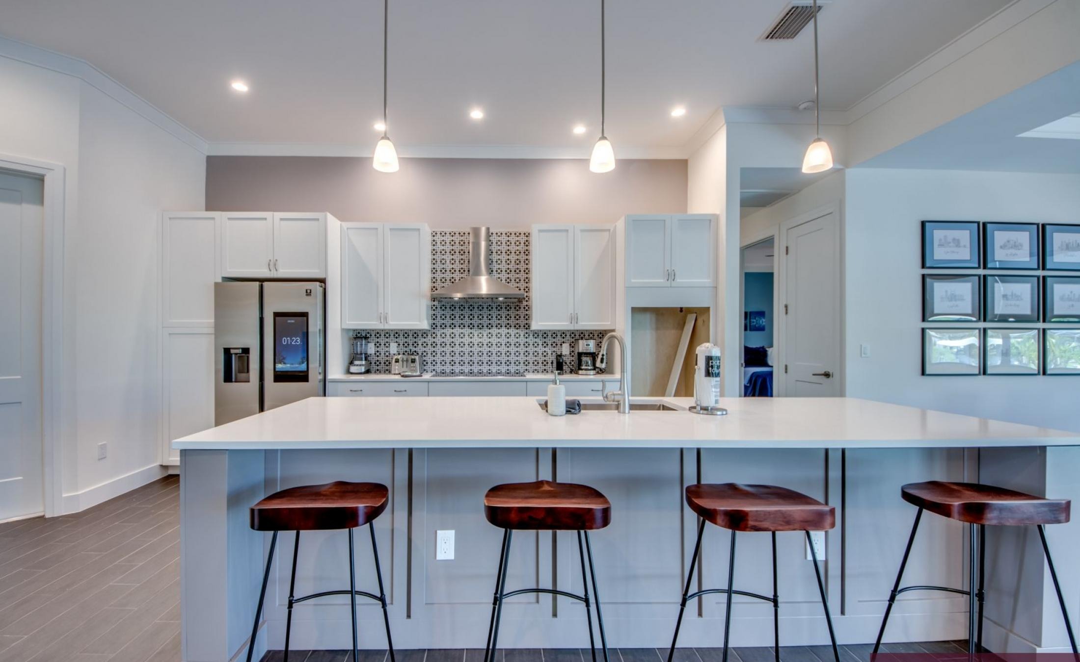 Sonniges Pooldeck in Südlage mit Pool und Spa direkt am Kanal.