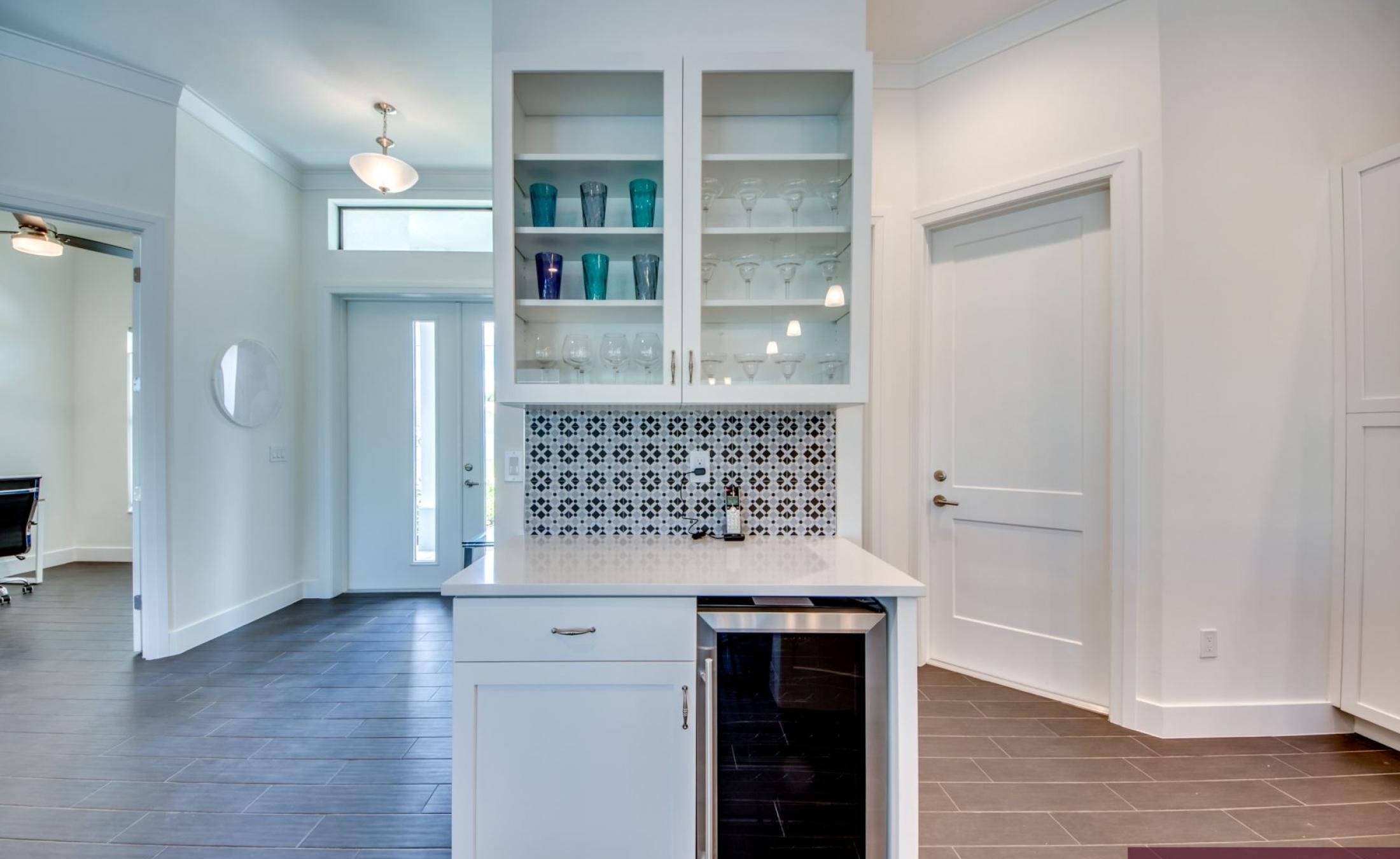 Sonniges Pooldeck mit Pool und Spa am Kanal.