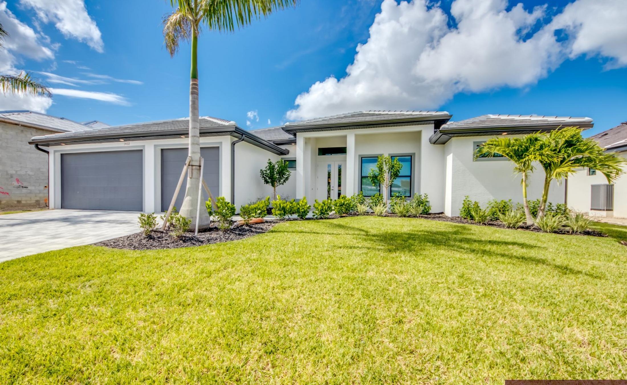 Pooldeck in Südlage mit elektrischem Pool und Spa am Kanal.