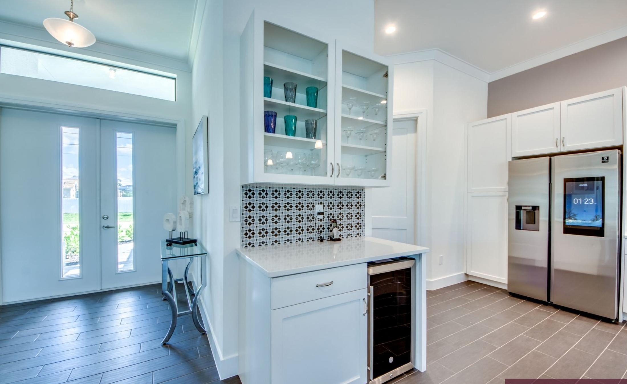 Sonniges Pooldeck mit elektrischem Pool und Spa am Kanal.