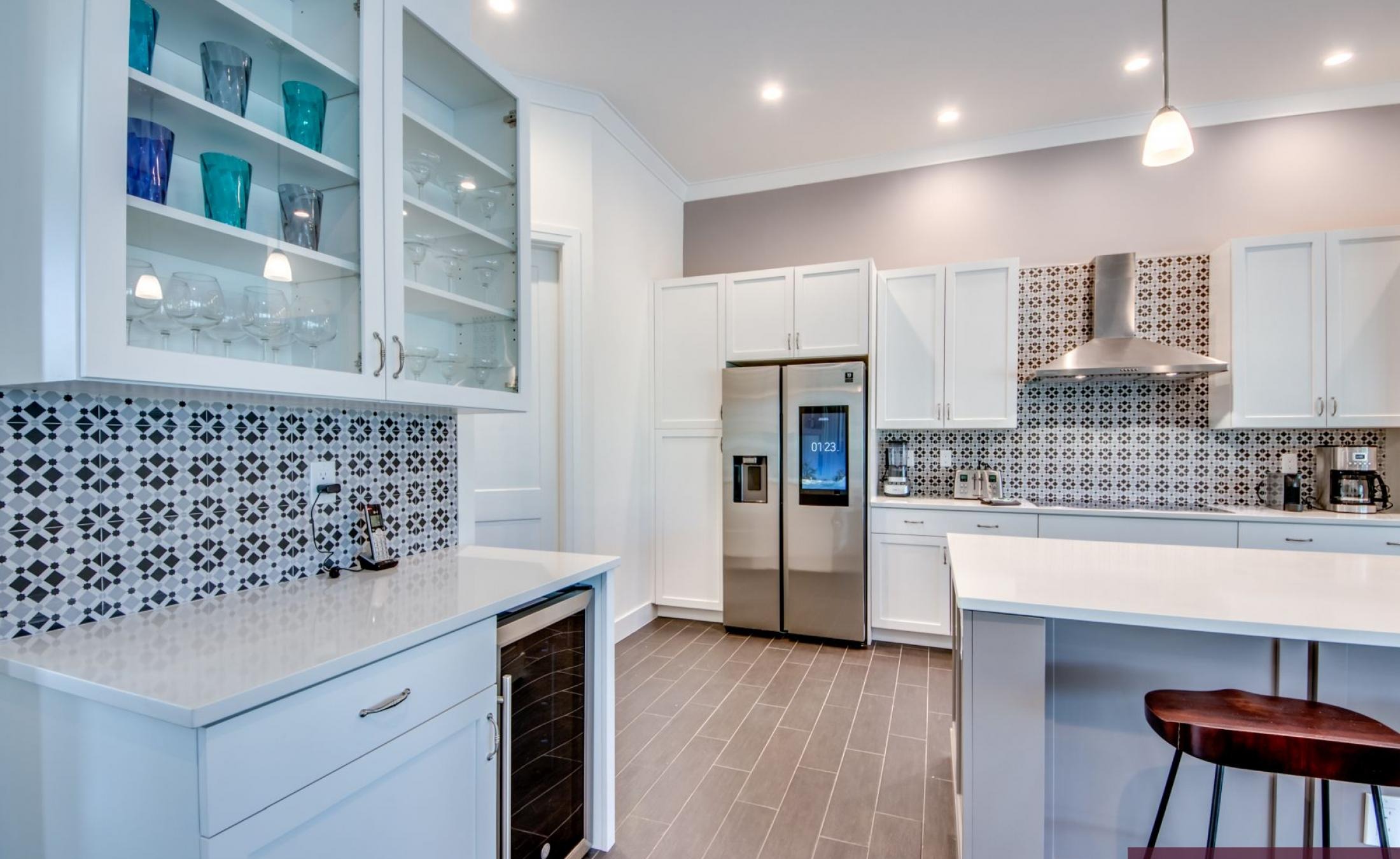 Sonniges Pooldeck mit Pool und Spa am Kanal.