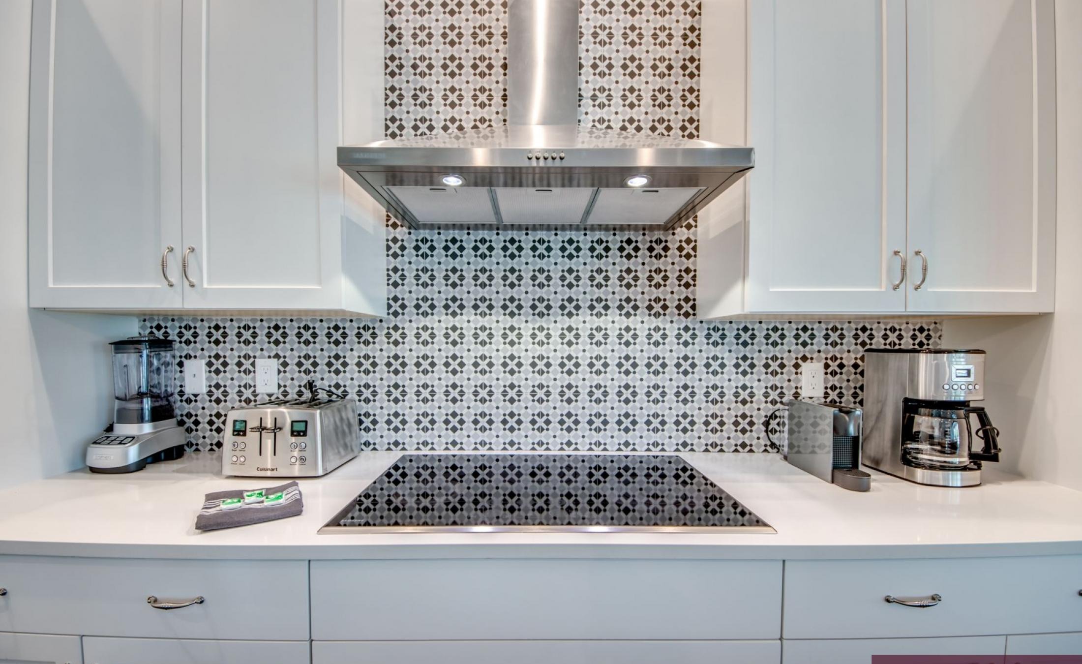 Sonniges Pooldeck mit elektrischem Pool und Spa am Kanal.