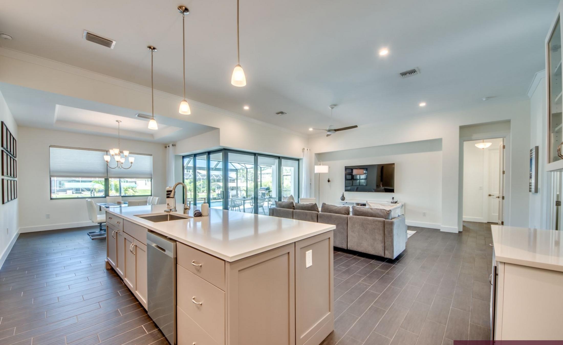 Sonniges Pooldeck mit beheiztem Pool und Spa am Kanal (Südlage)