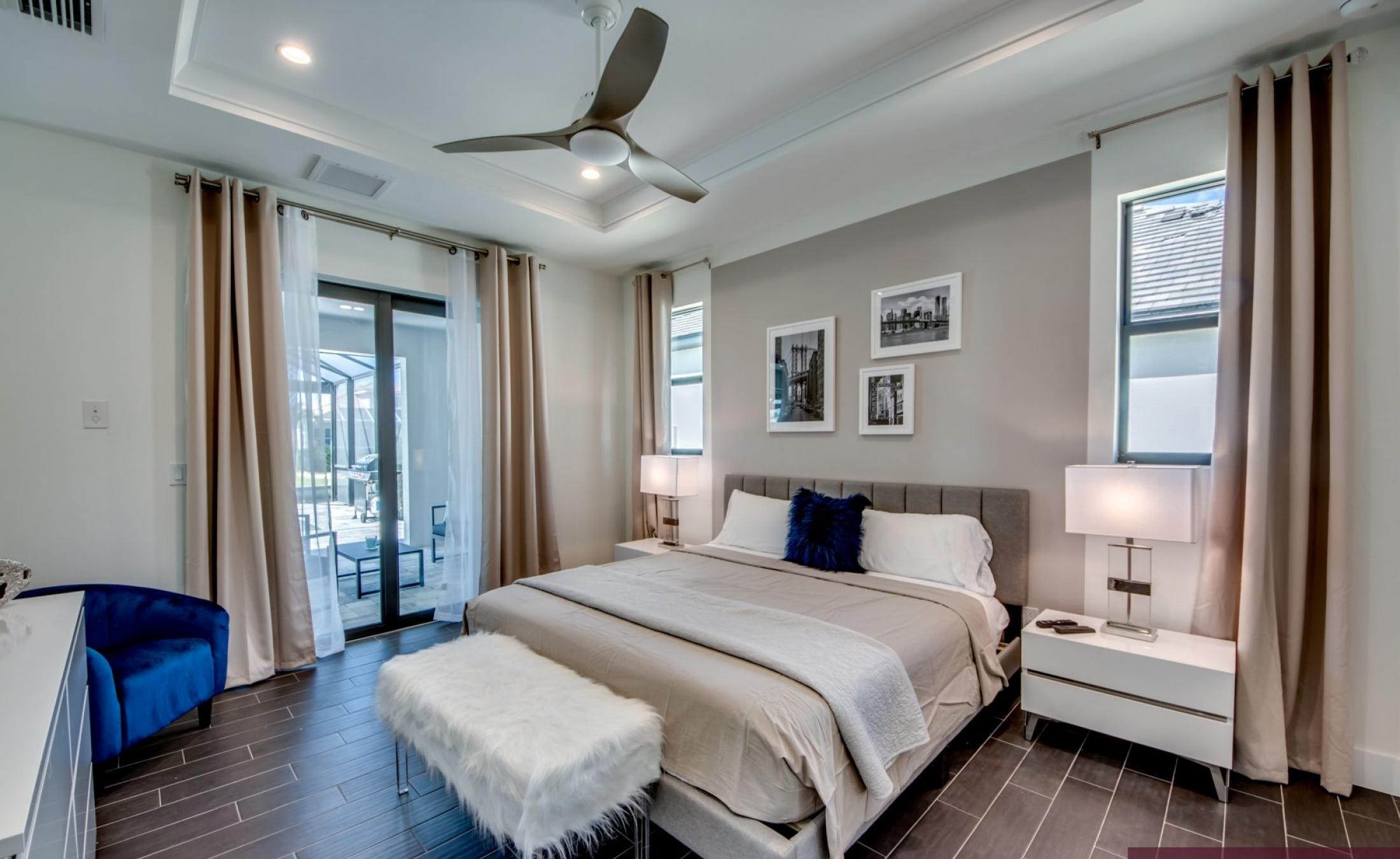 Sonniges Pooldeck in Südlage mit Pool und Spa am Kanal.