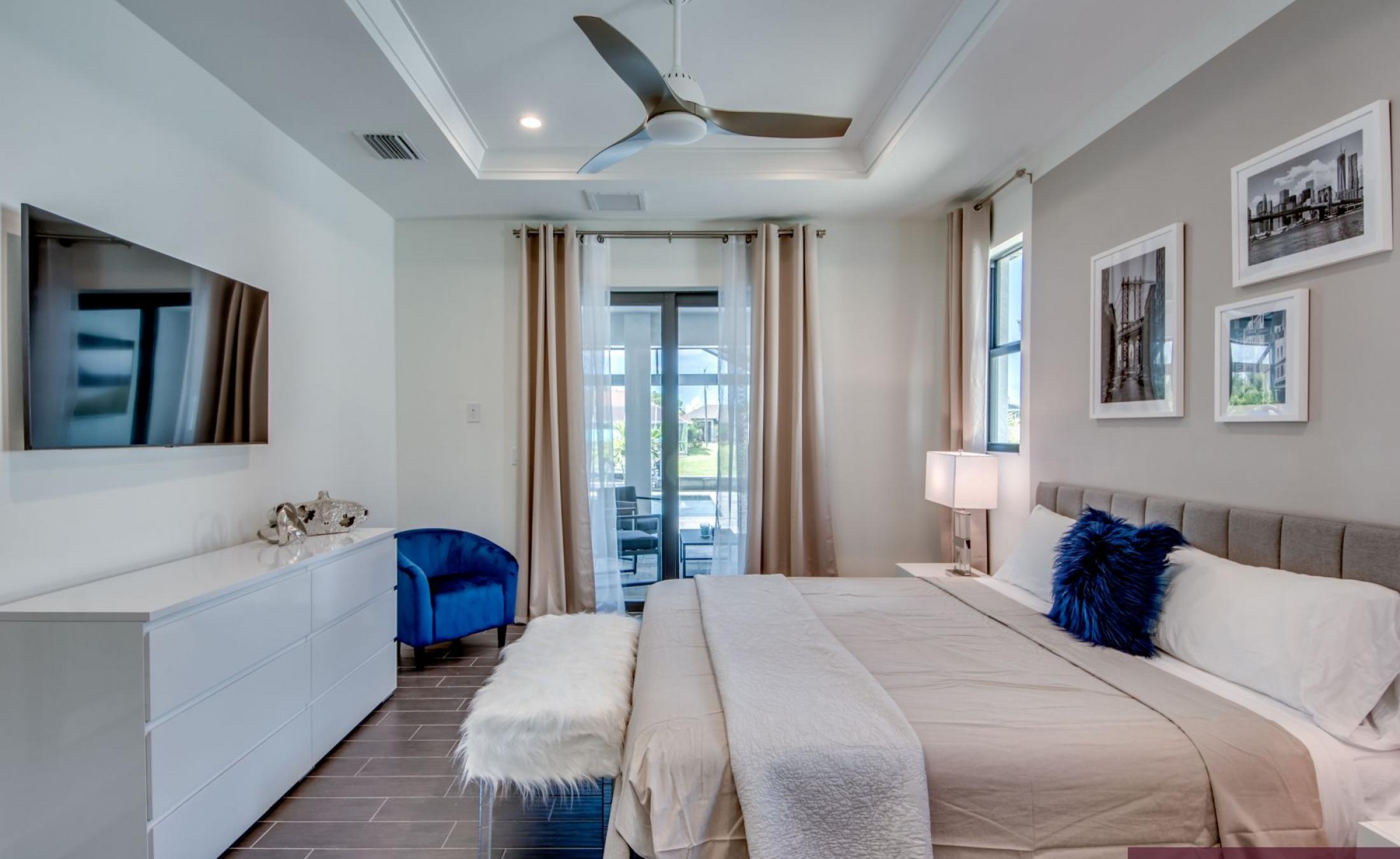 Sonniges Pooldeck mit Pool und Spa direkt am Kanal.