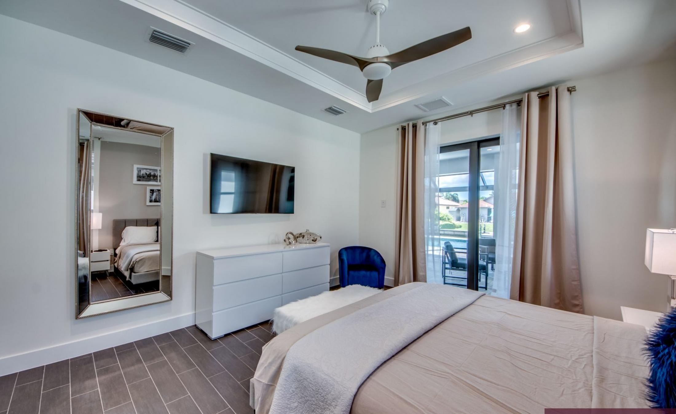 Sonniges Pooldeck mit elektrischem Pool und Spa direkt am Kanal.