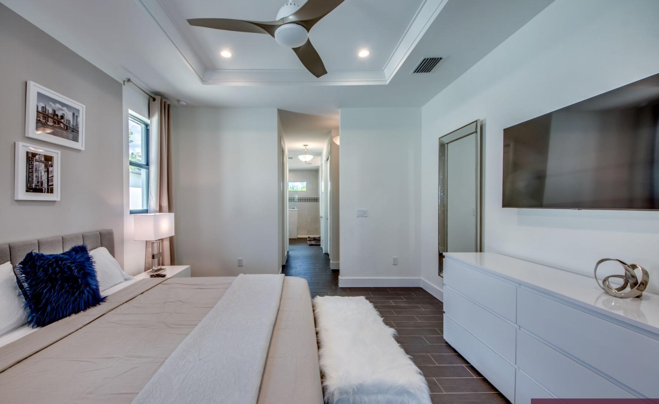 Sonniges Pooldeck mit elektrischem Pool und Spa am Kanal.