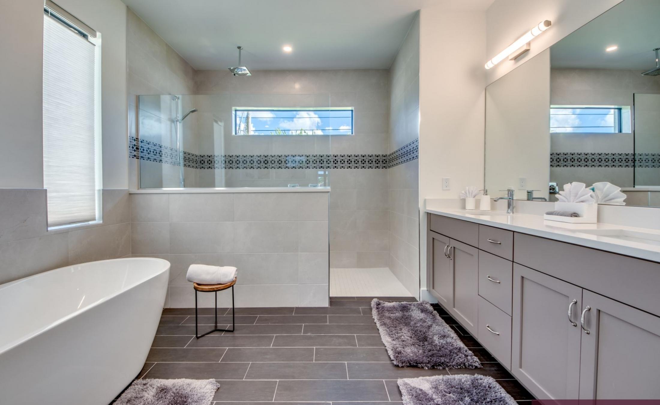 Sonniges Pooldeck mit beheiztem Pool und Spa direkt am Kanal.