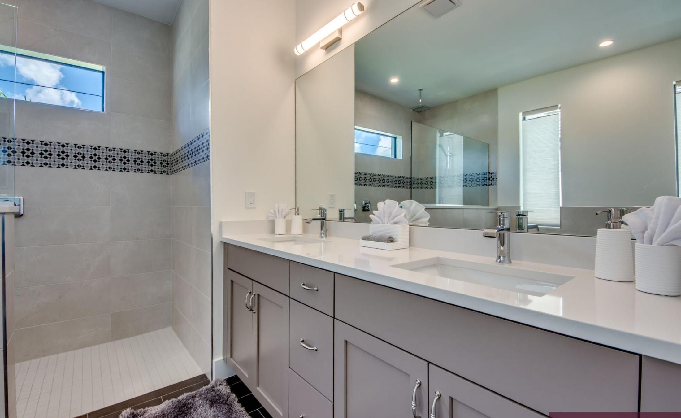 Sonniges Pooldeck mit Pool und Spa am Kanal (Südlage)