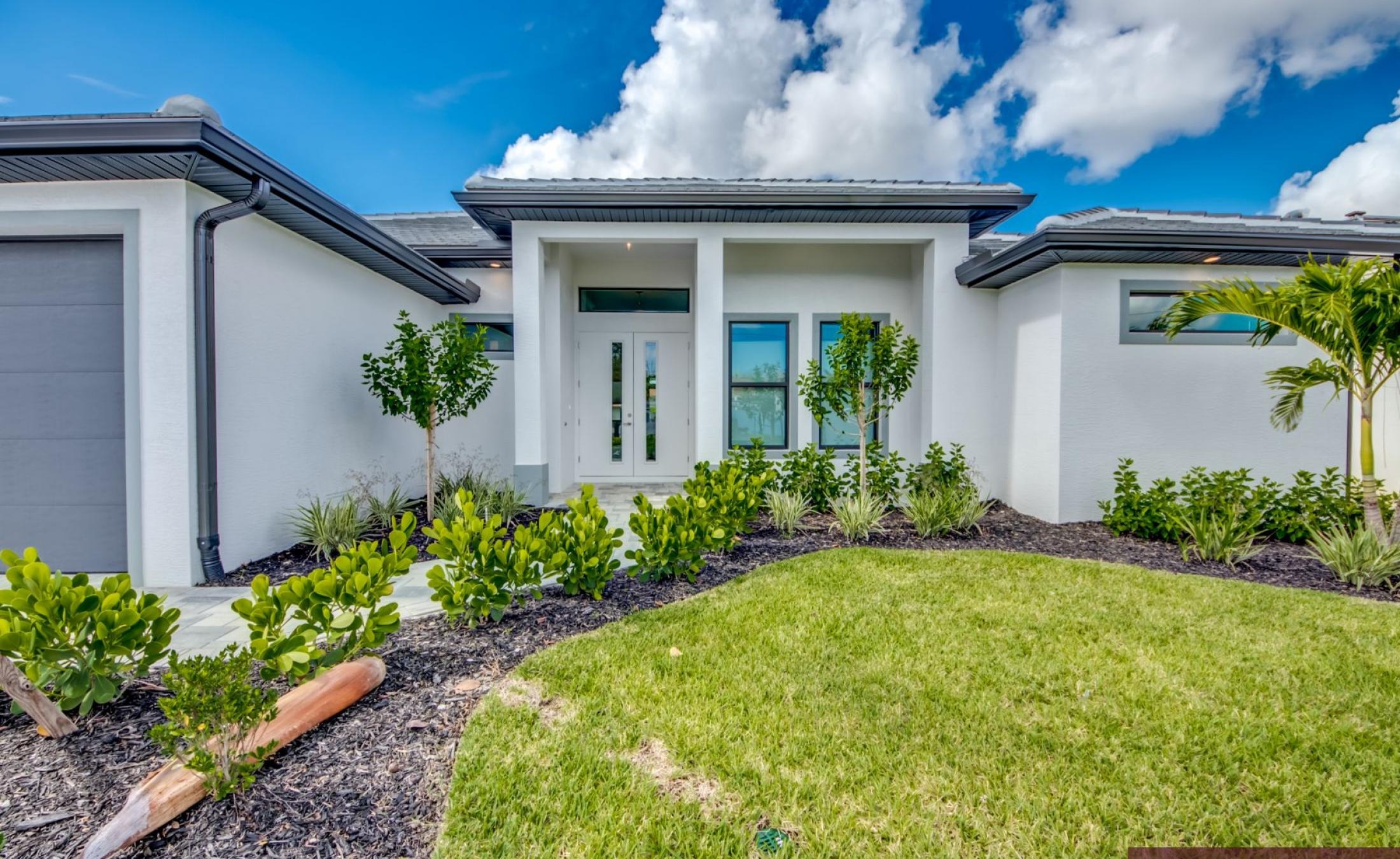 Sonniges Pooldeck mit elektrischem Pool und Spa am Kanal.