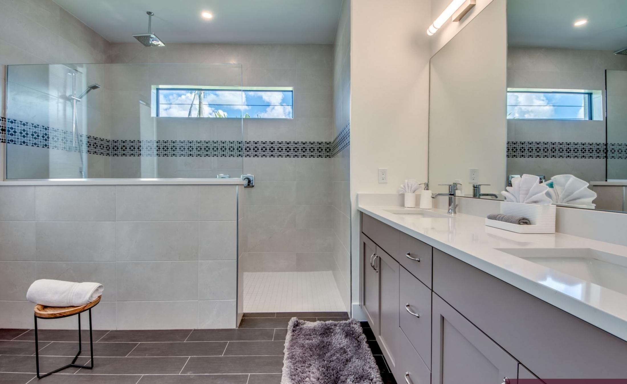 Sonniges Pooldeck mit elektrischem Pool und Spa direkt am Kanal.