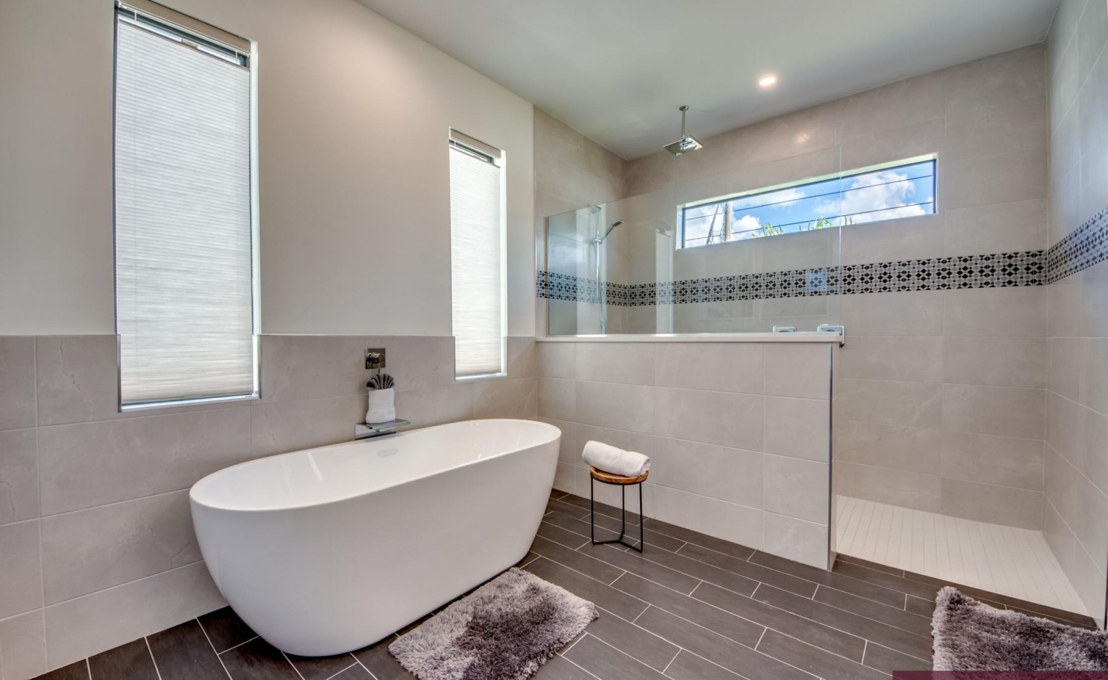 Sonniges Pooldeck mit Pool und Spa am Kanal (Südlage, Bootszugang).