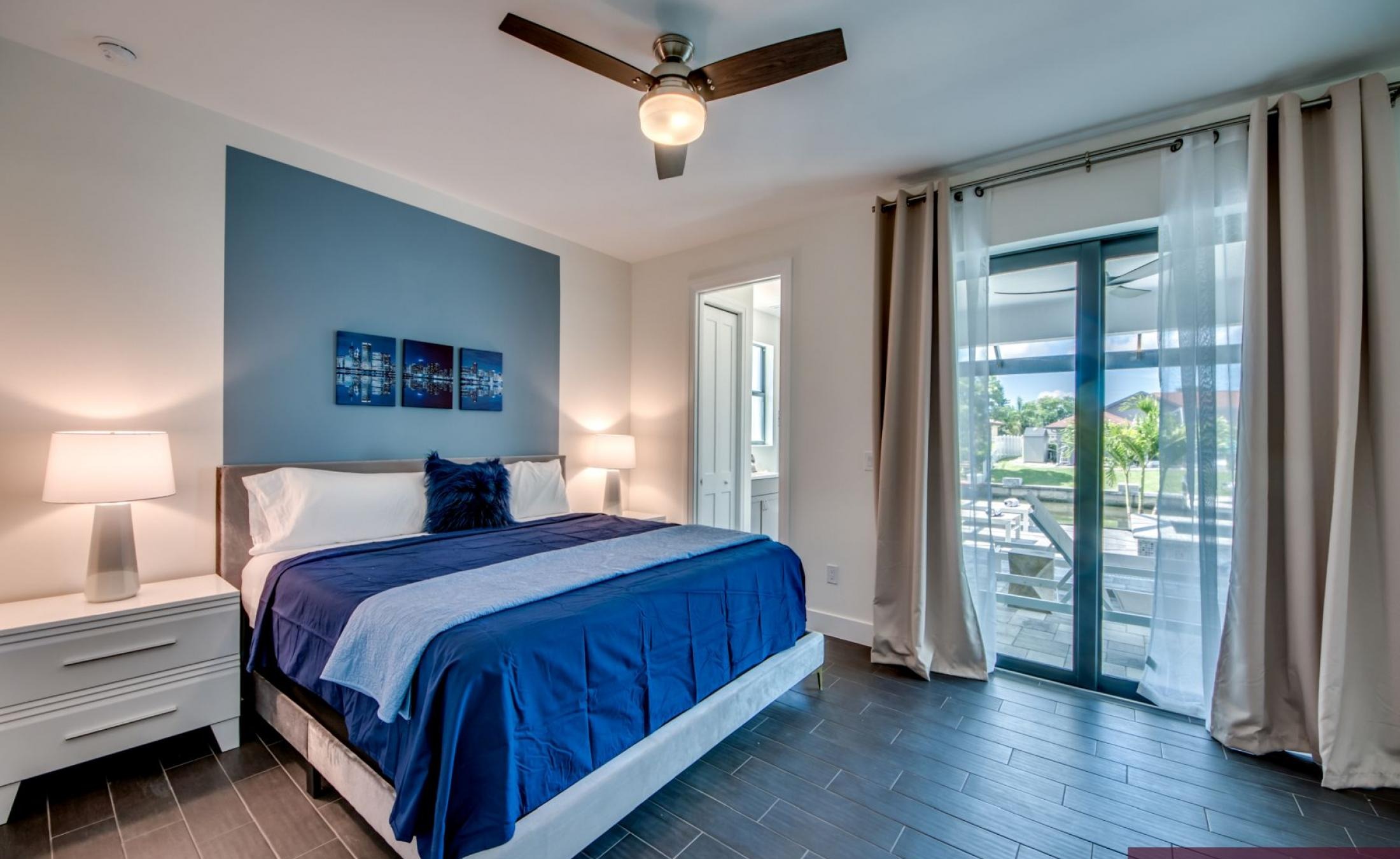 Sonniges Pooldeck mit Pool und Spa am Kanal