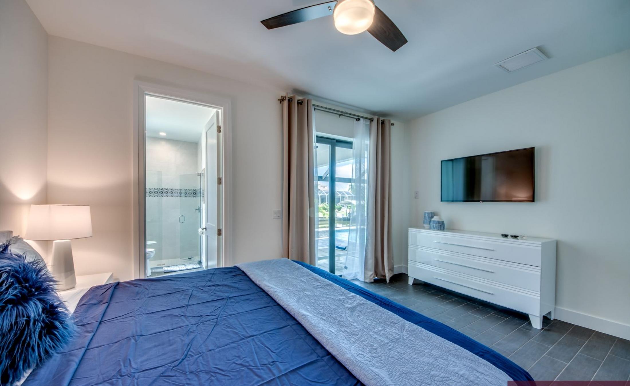 Sonniges Pooldeck mit Pool und Spa direkt am Kanal.