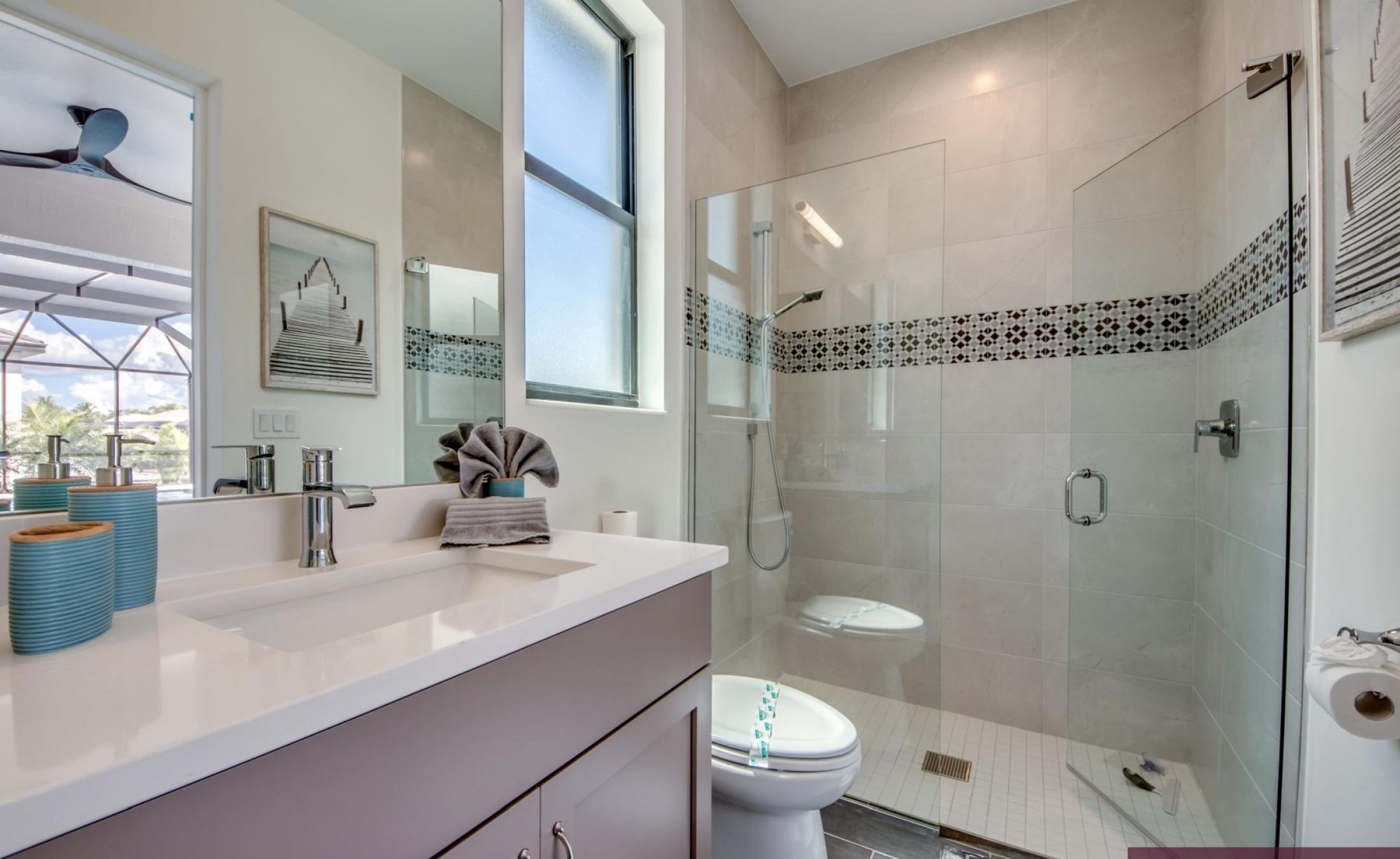 Sonniges Pooldeck mit Pool und Spa am Kanal in Südlage.