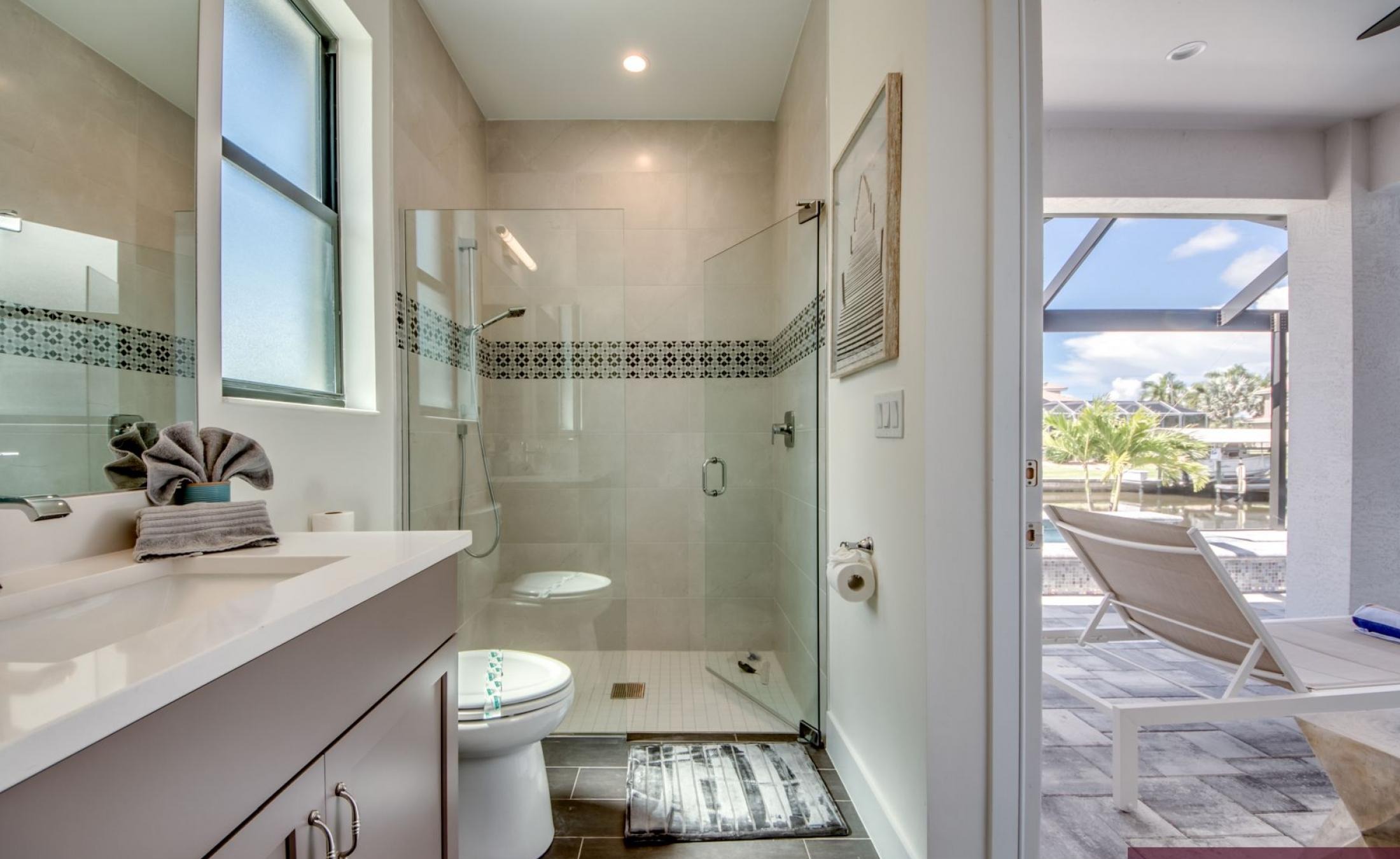 Sonniges Pooldeck mit Pool und Spa am Kanal