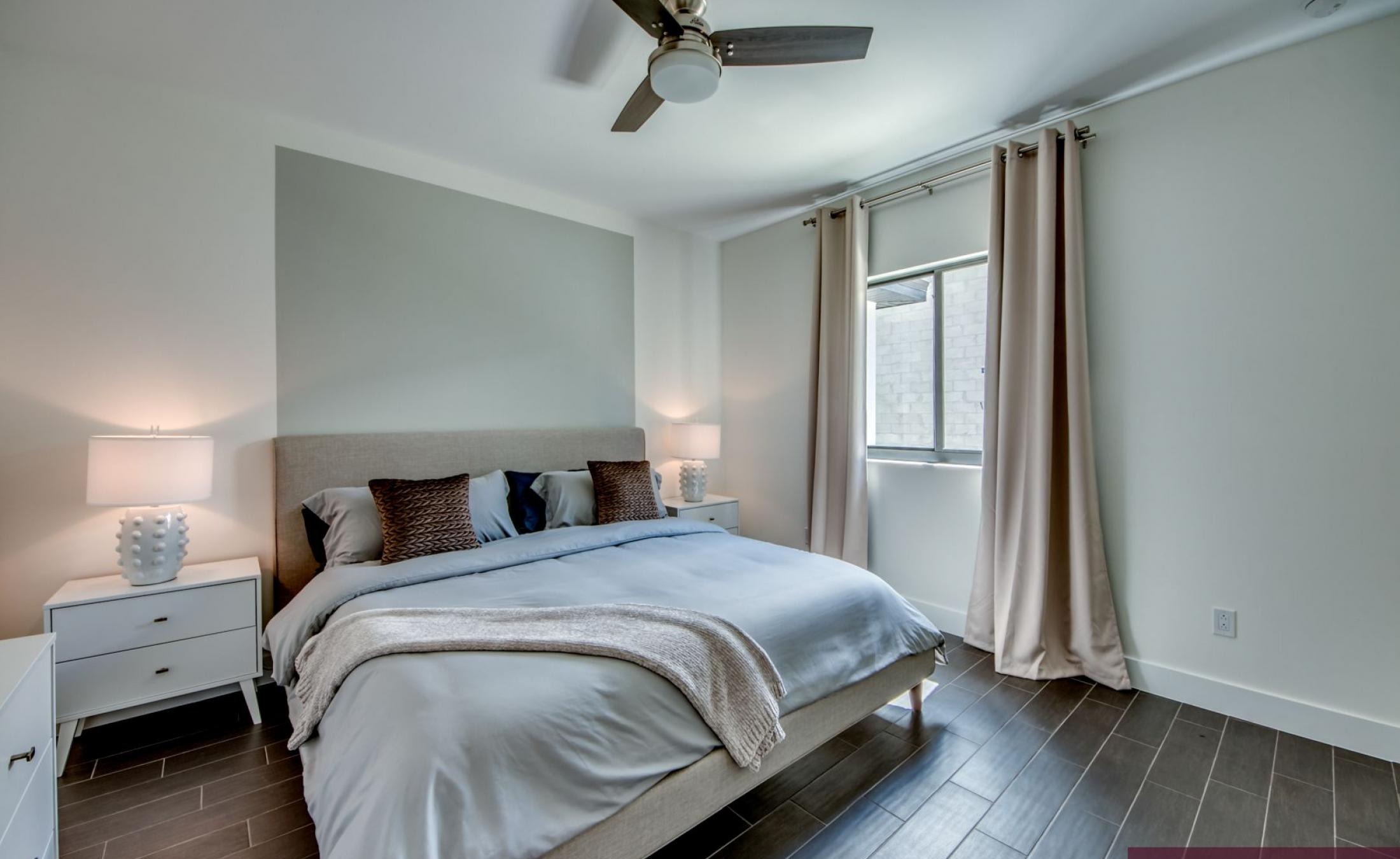 Sonniges Pooldeck mit Pool und Spa am Kanal.