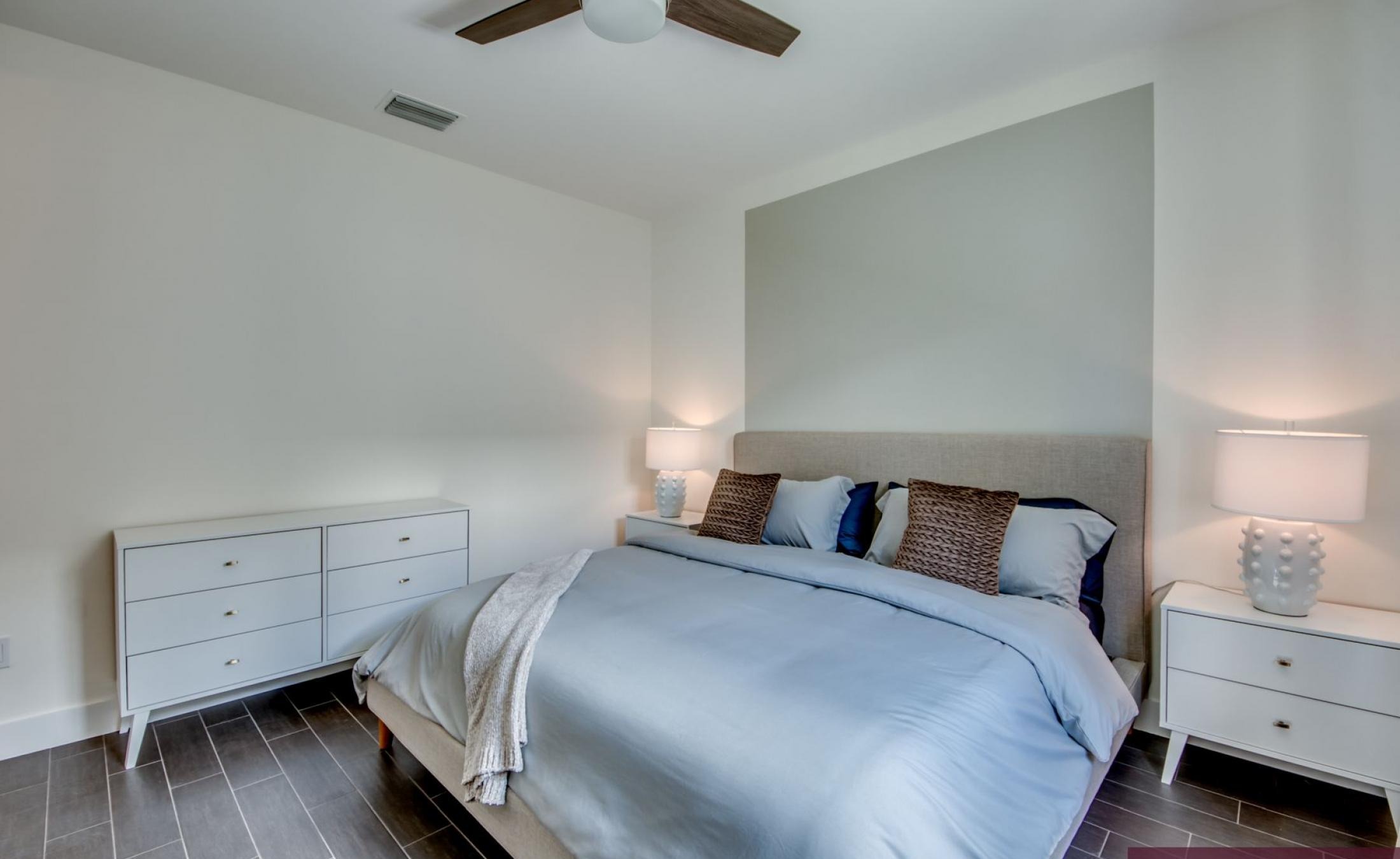 Sonniges Pooldeck mit Pool und Spa am Kanal (Südlage, Bootszugang).